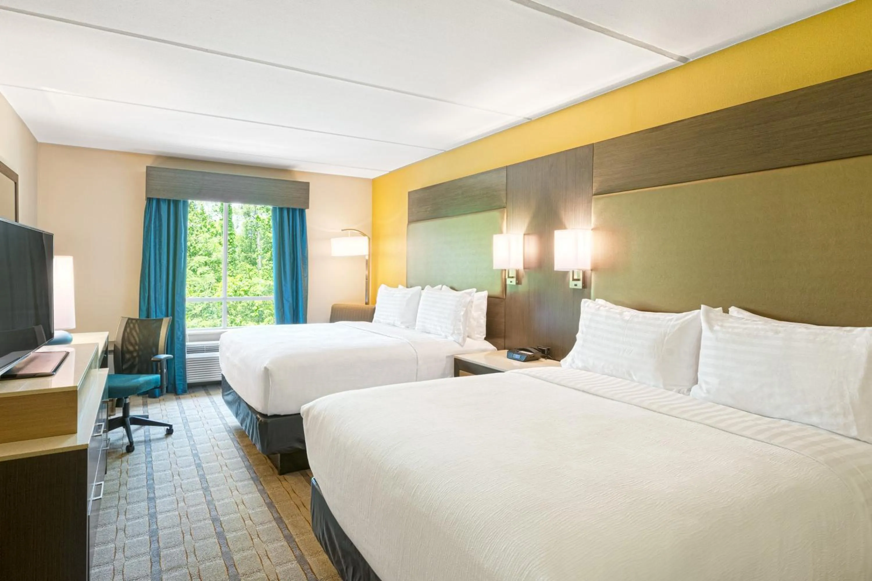 Standard Queen Room with Two Queen Beds in Crowne Plaza SHENANDOAH - WOODLANDS AREA by IHG