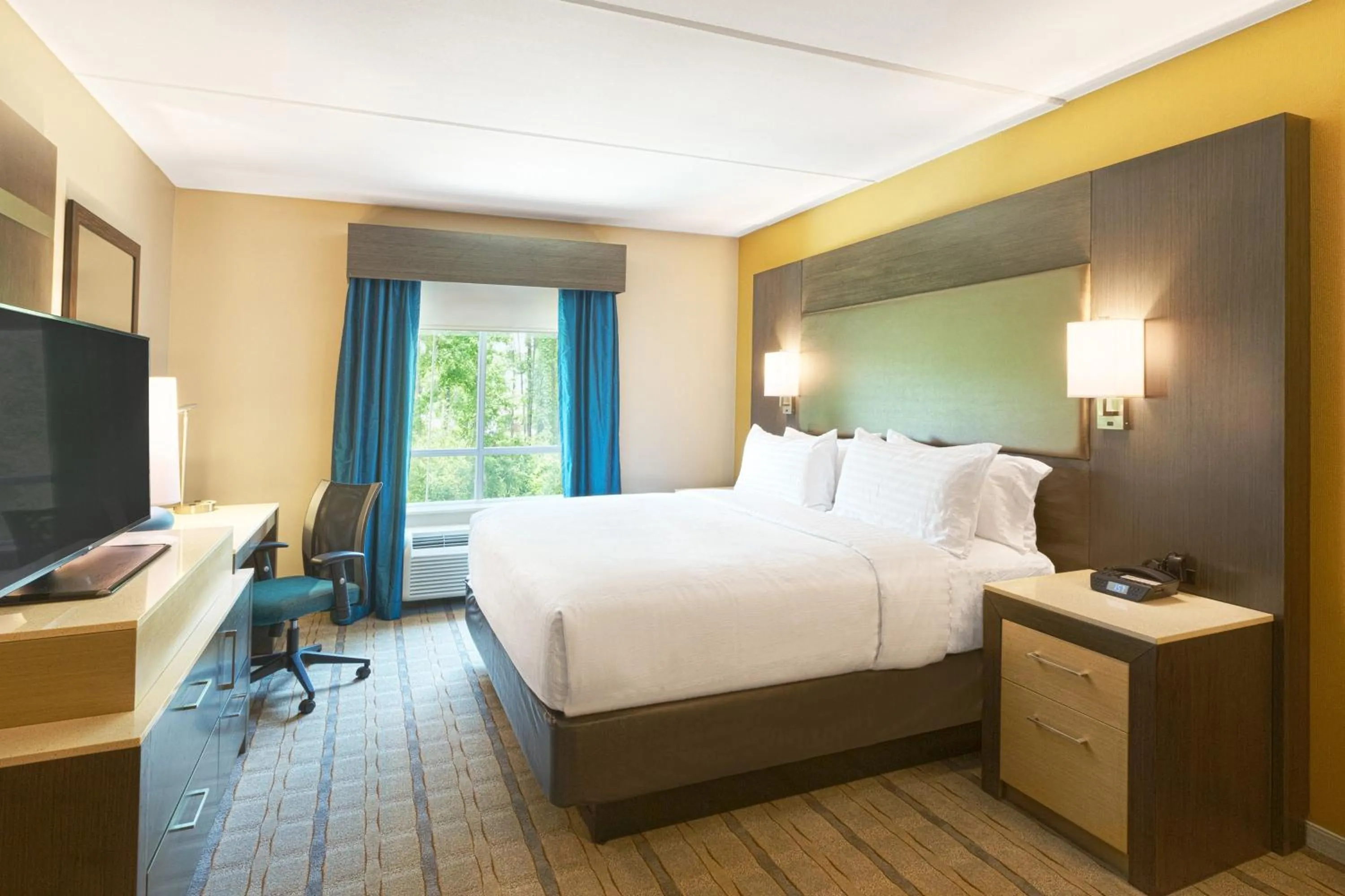 Standard King Room in Crowne Plaza SHENANDOAH - WOODLANDS AREA by IHG
