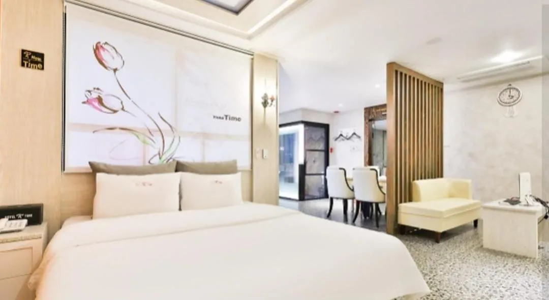 Deluxe Suite in Time Hotel