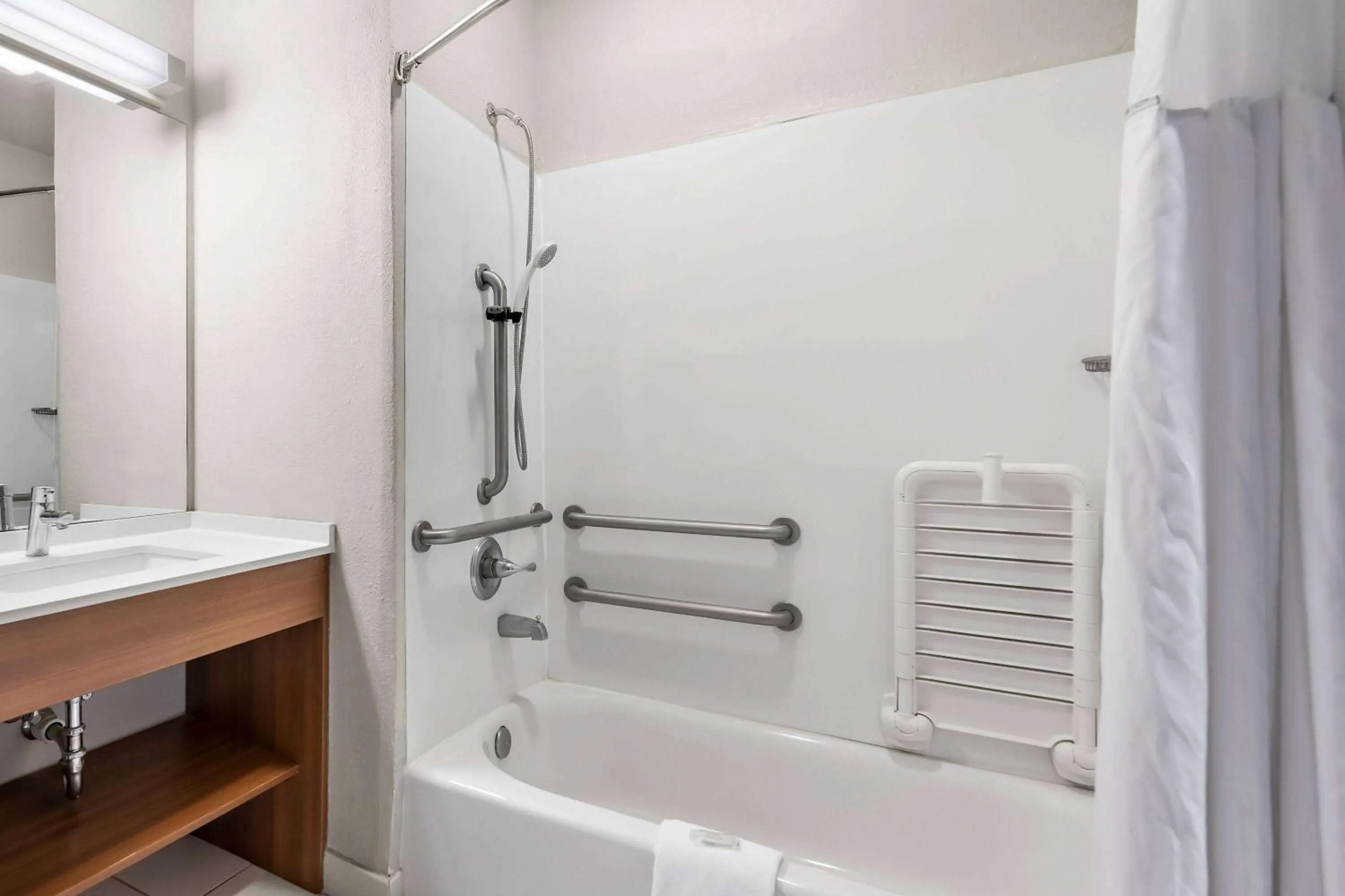 Queen Room with Bath Tub - Mobility/Hearing Accessible - Non-Smoking in Microtel Inn & Suites by Wyndham Sweetwater