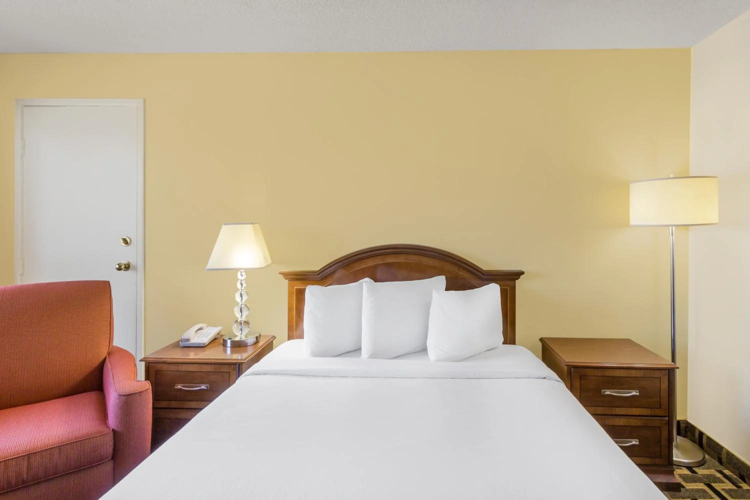 Queen Room - Non-Smoking in Travelodge by Wyndham Reno