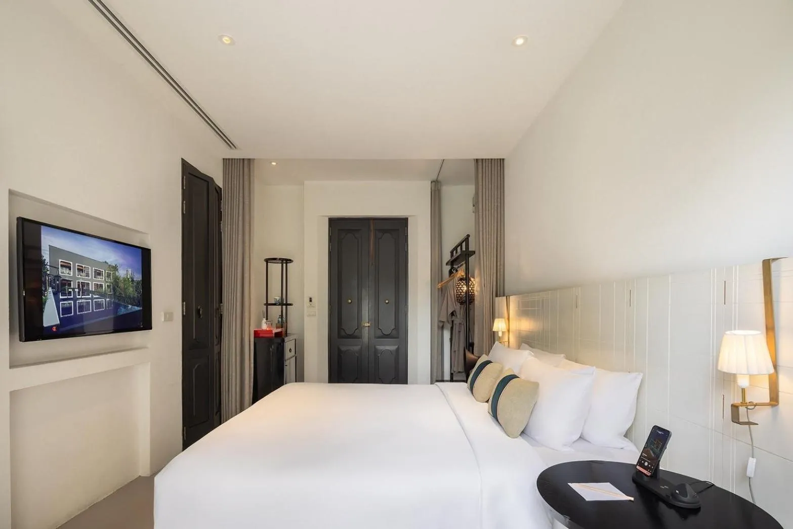 Serene in Hotel Ping Silhouette