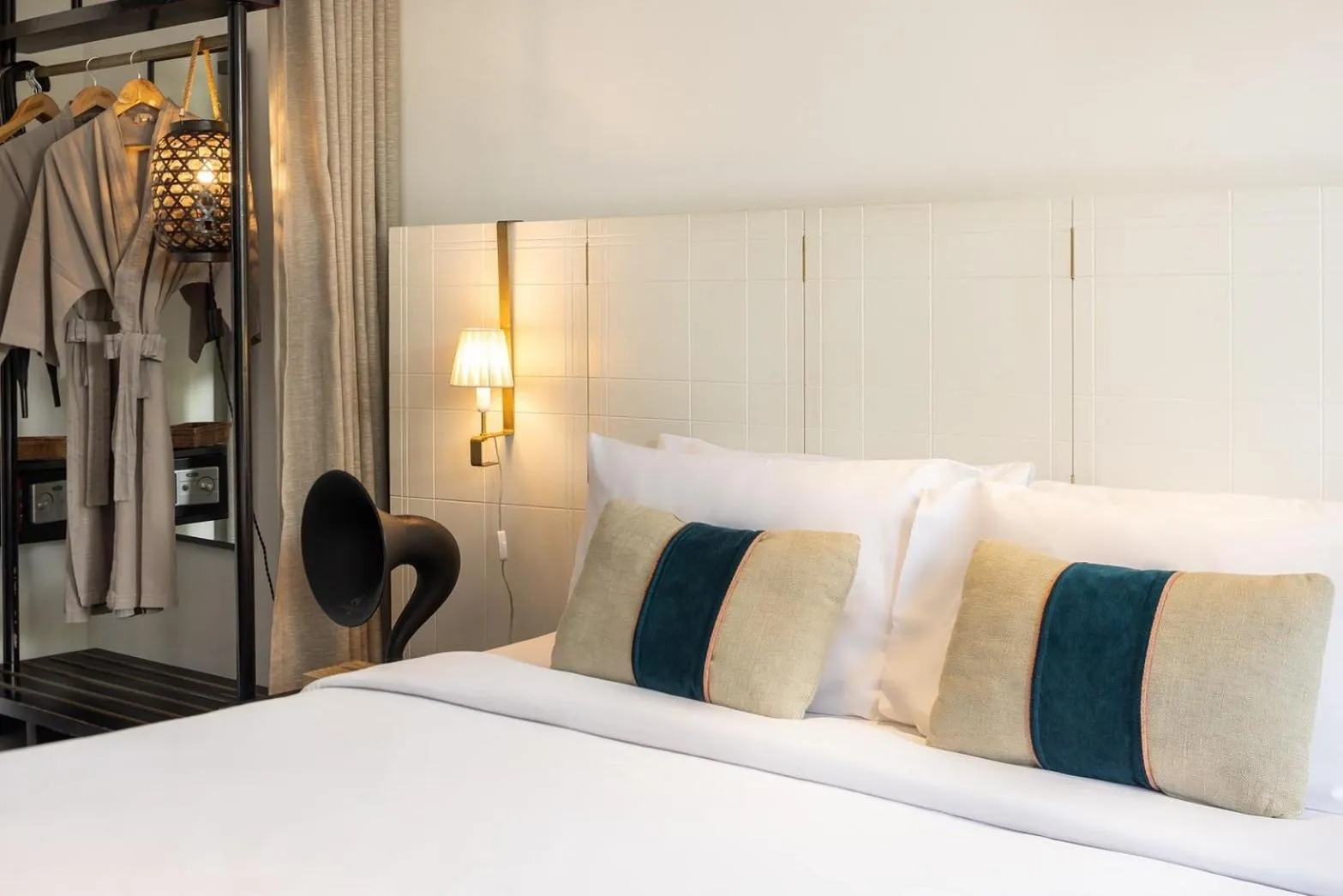 Serene in Hotel Ping Silhouette