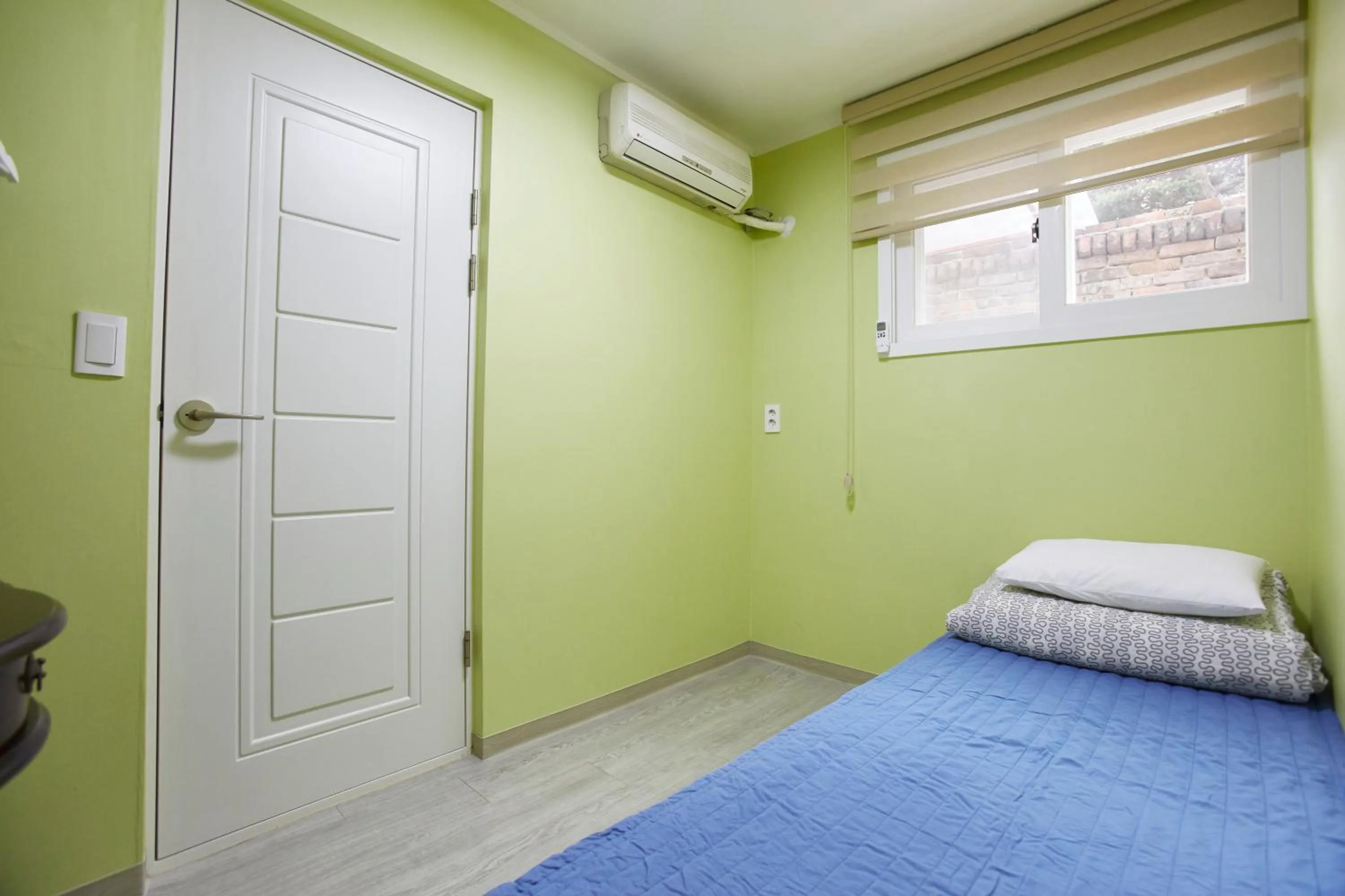 Standard Single Room with Shower - single occupancy in Hans House