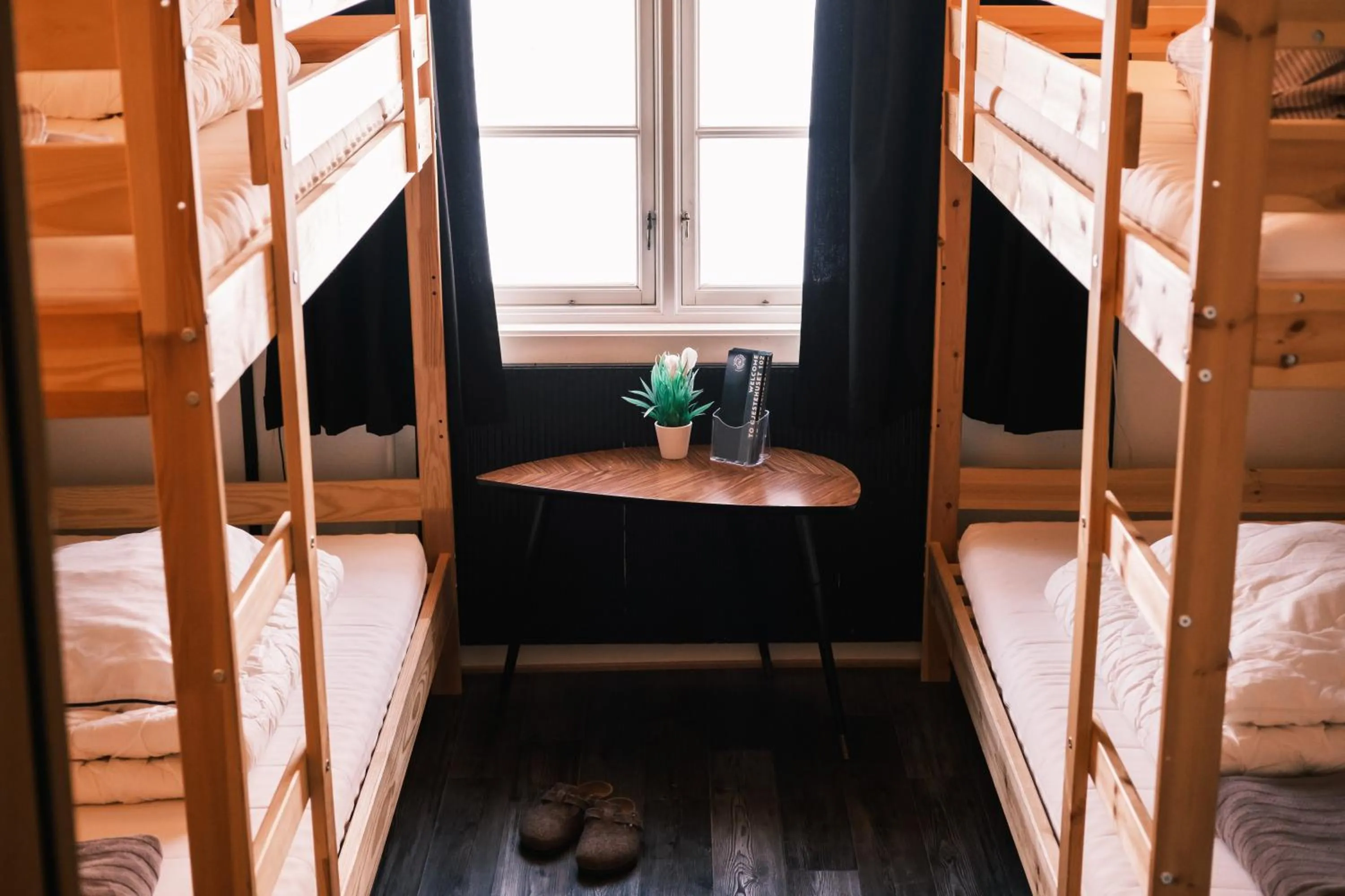 Bed in 4-Bed Mixed Dormitory Room in Gjestehuset 102