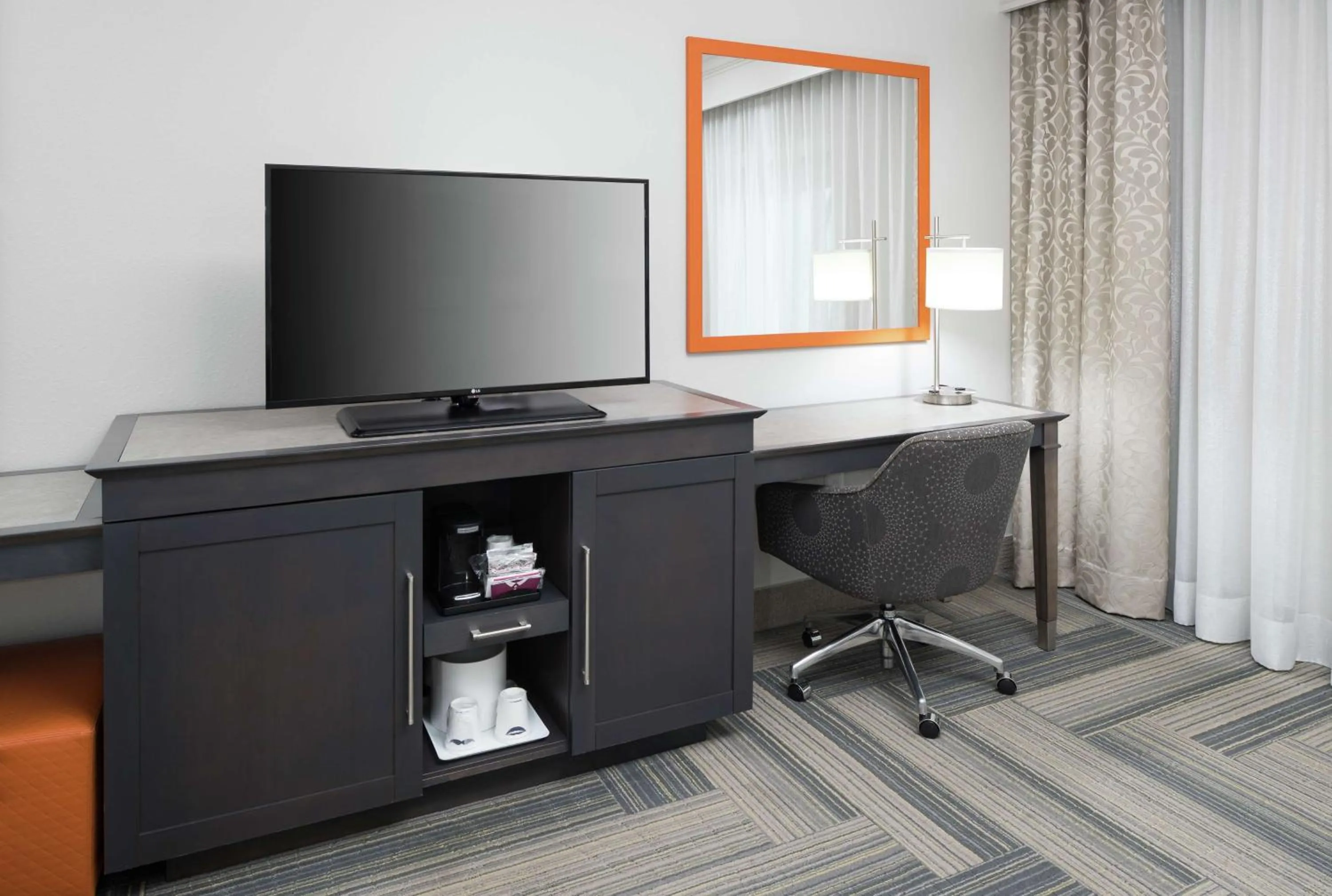 Premium King Room with Sofa Bed - Non-Smoking in Hampton Inn & Suites by Hilton Atlanta Perimeter Dunwoody