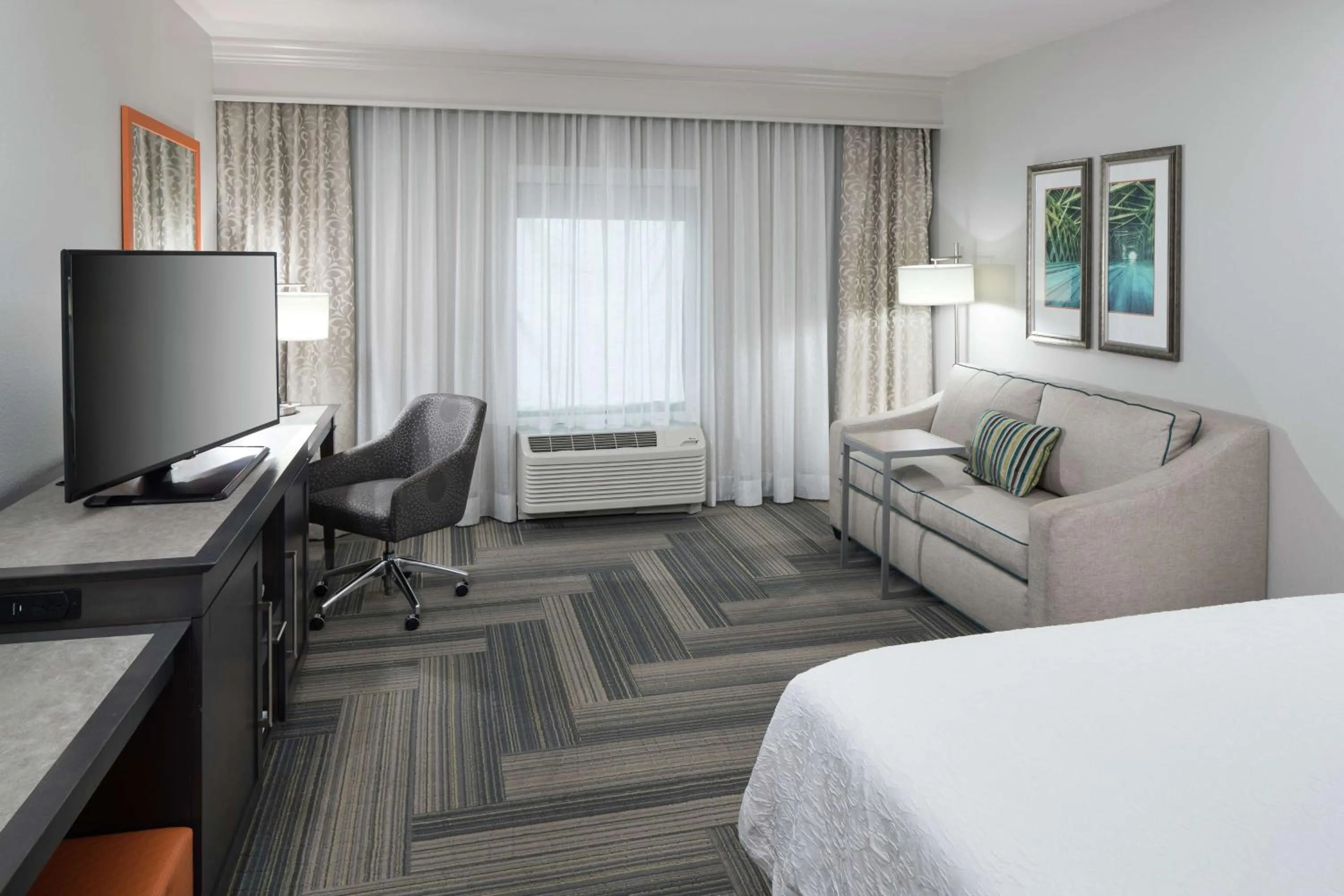 King Room with Sofa Bed - Non-Smoking in Hampton Inn & Suites by Hilton Atlanta Perimeter Dunwoody