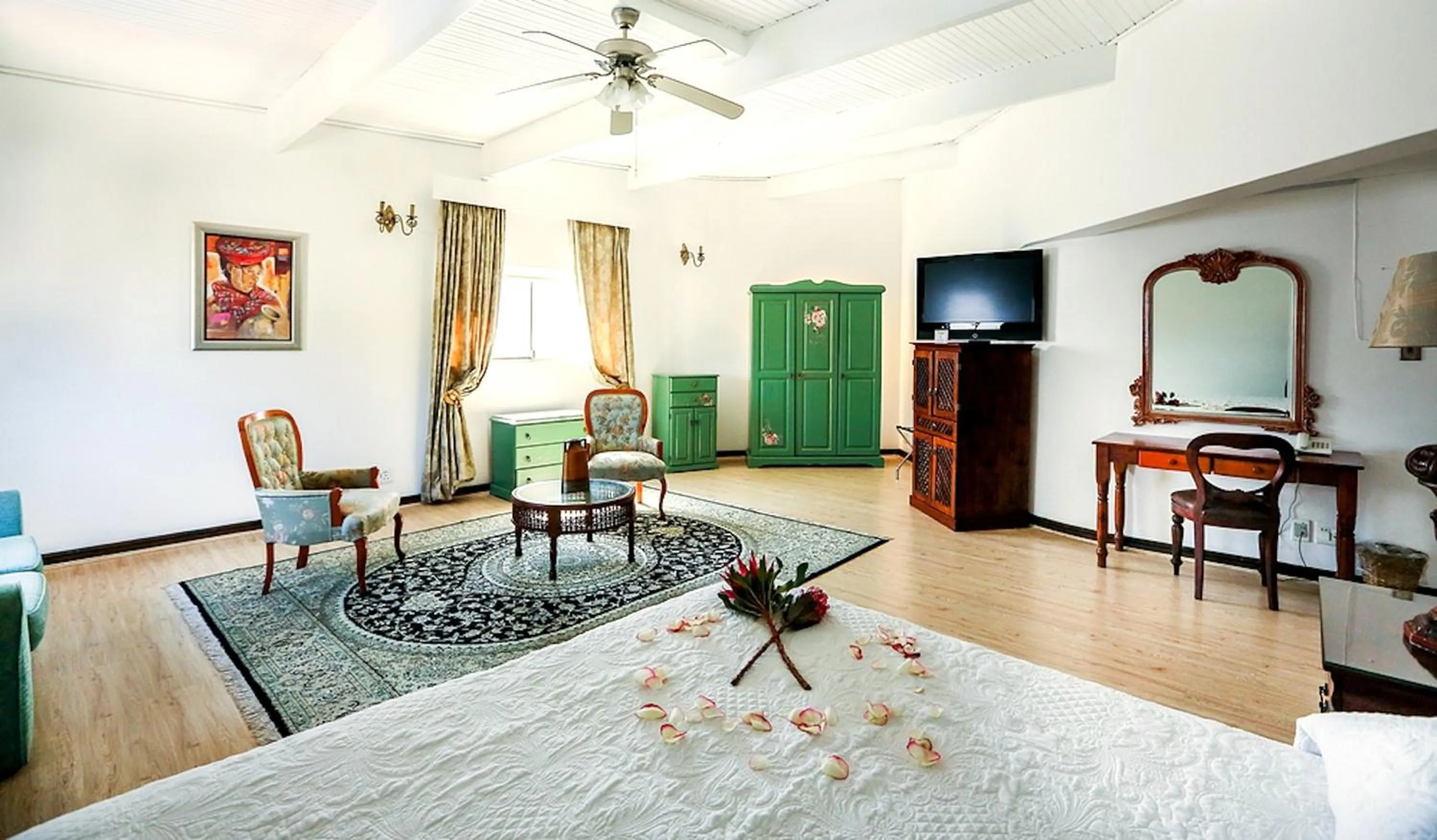 Annex - Large mountain-facing suite in Misty Waves Boutique Hotel