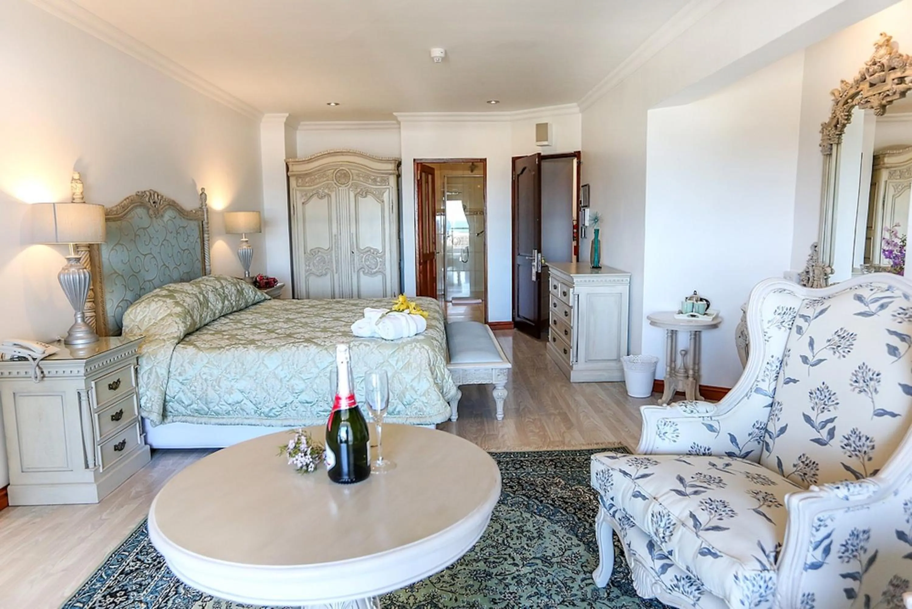 Luxury King Room in Misty Waves Boutique Hotel