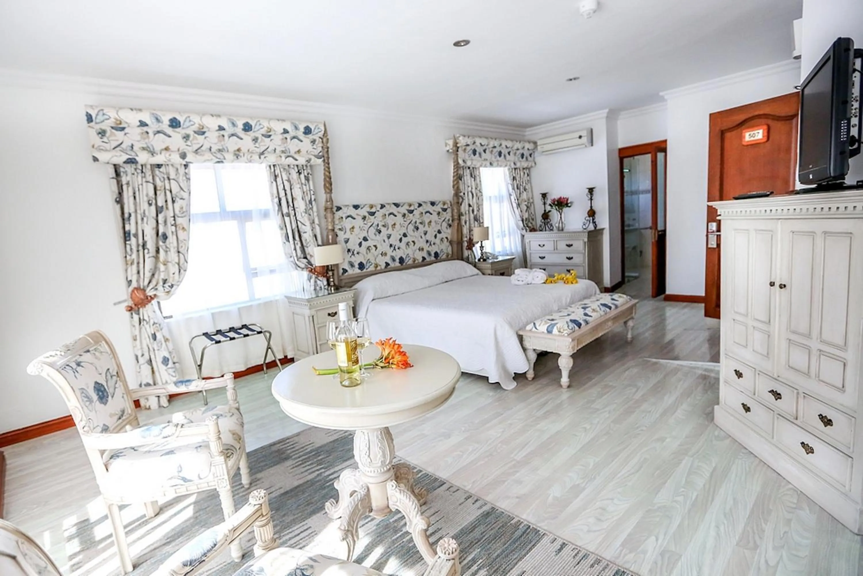 Luxury Twin Room in Misty Waves Boutique Hotel