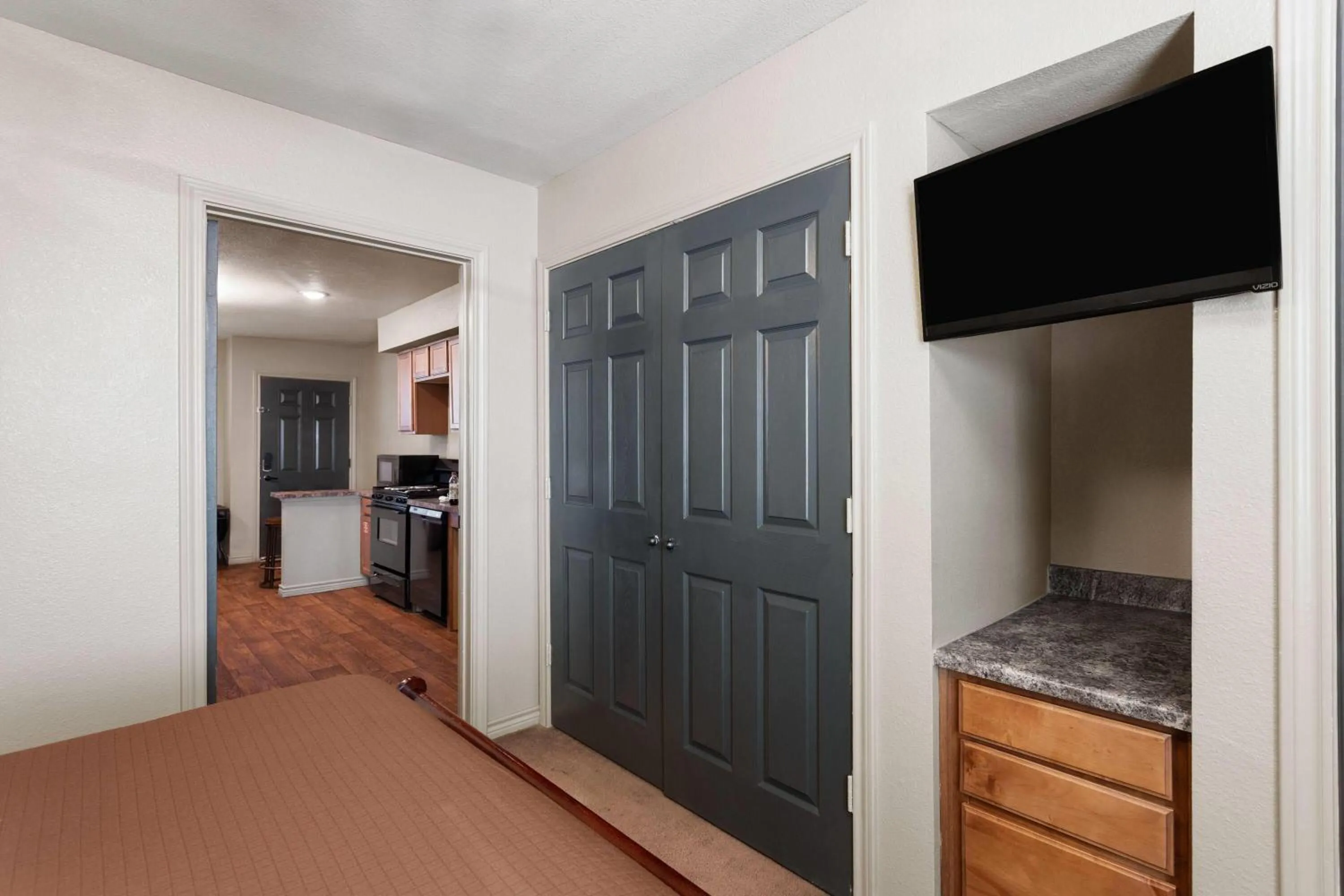 One-Bedroom Queen Suite with Mobility Access and Roll-In Shower, Non-Smoking in Eagle's Den Suites Big Spring a Travelodge by Wyndham