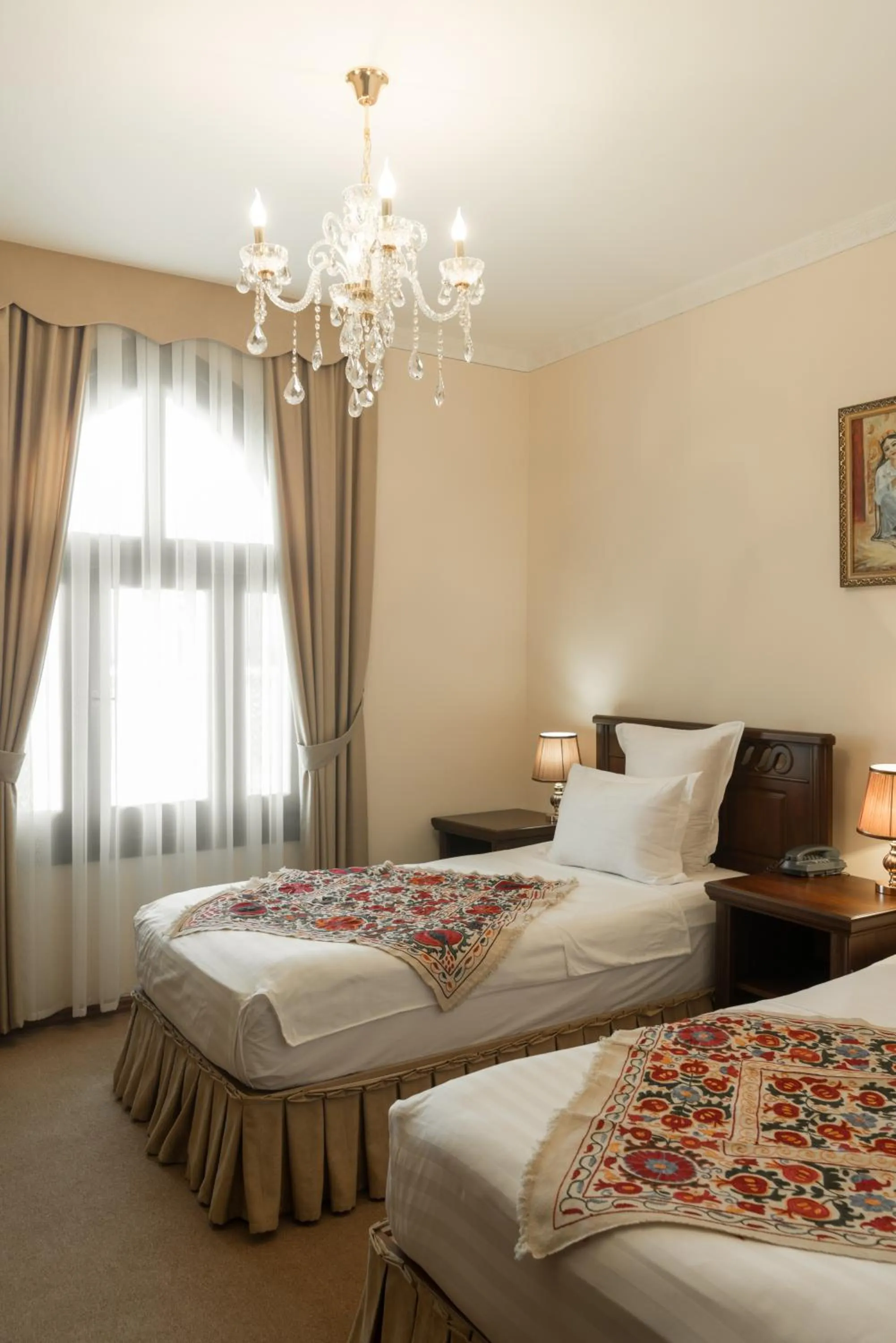 Twin Room with Private Bathroom in L'Argamak