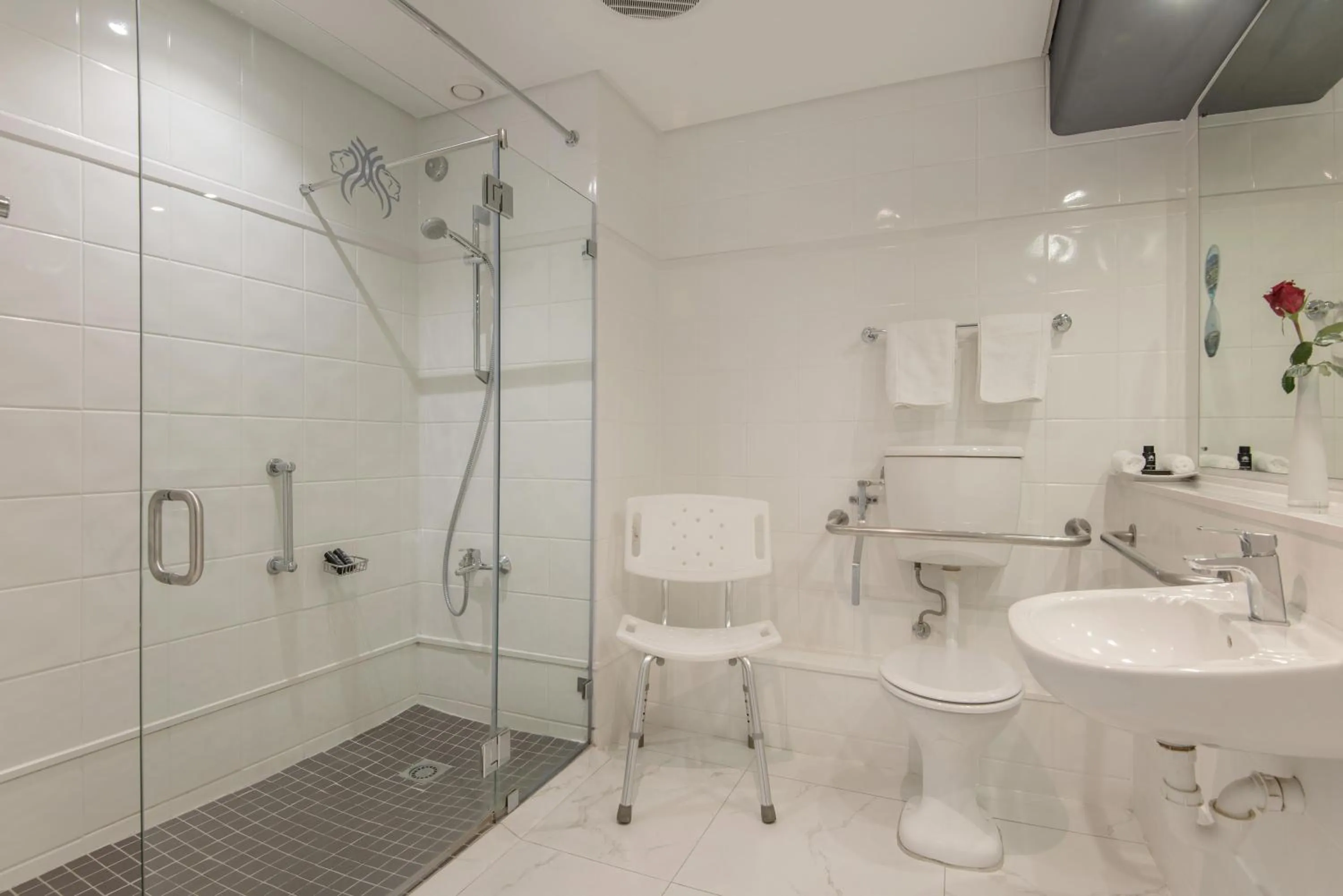 Twin Room - single occupancy - Disability Access in The Commodore Hotel