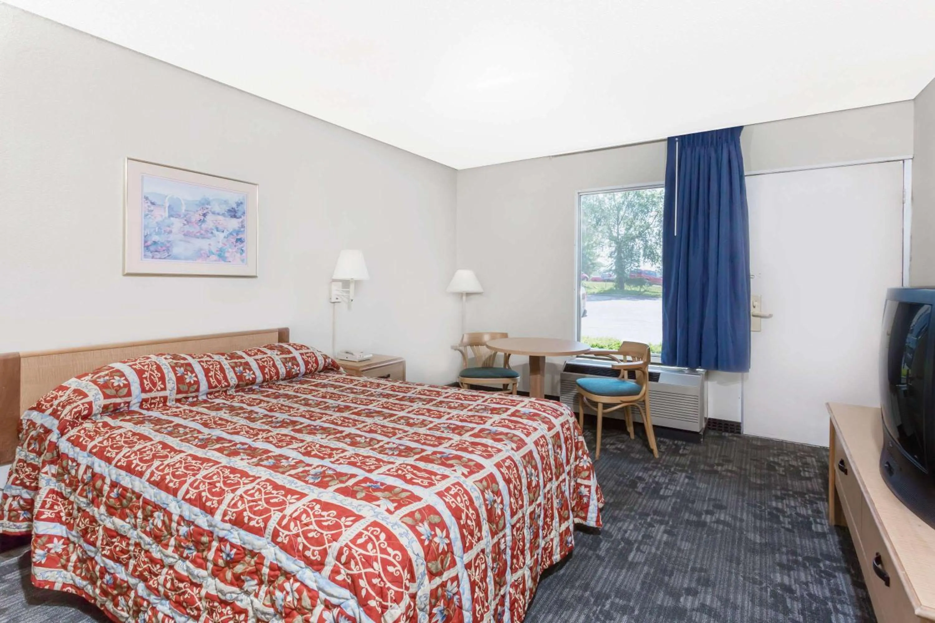 King Room in Knights Inn - Fredericksburg