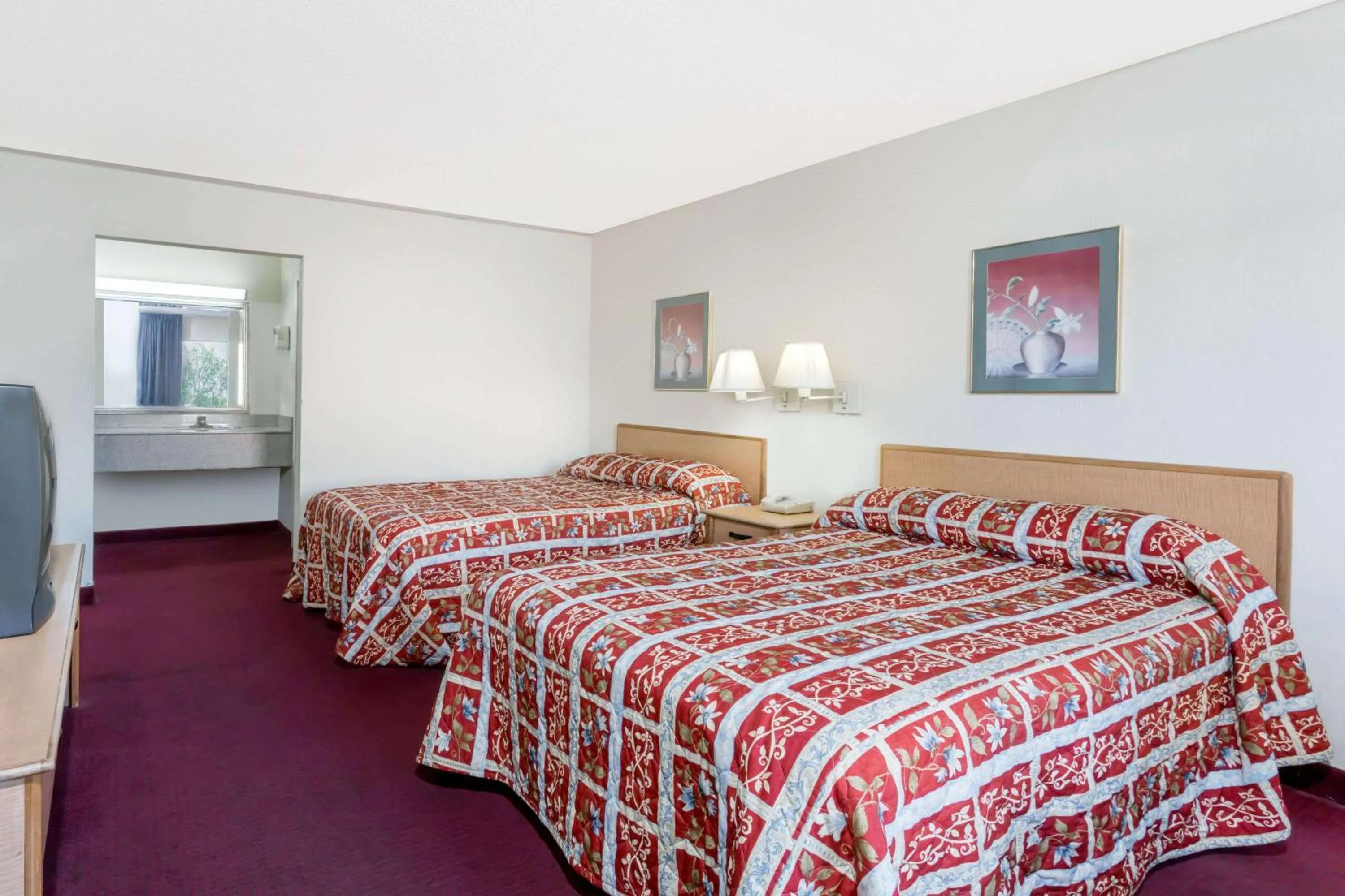 Double Room with Two Double Beds - Smoking in Knights Inn - Fredericksburg