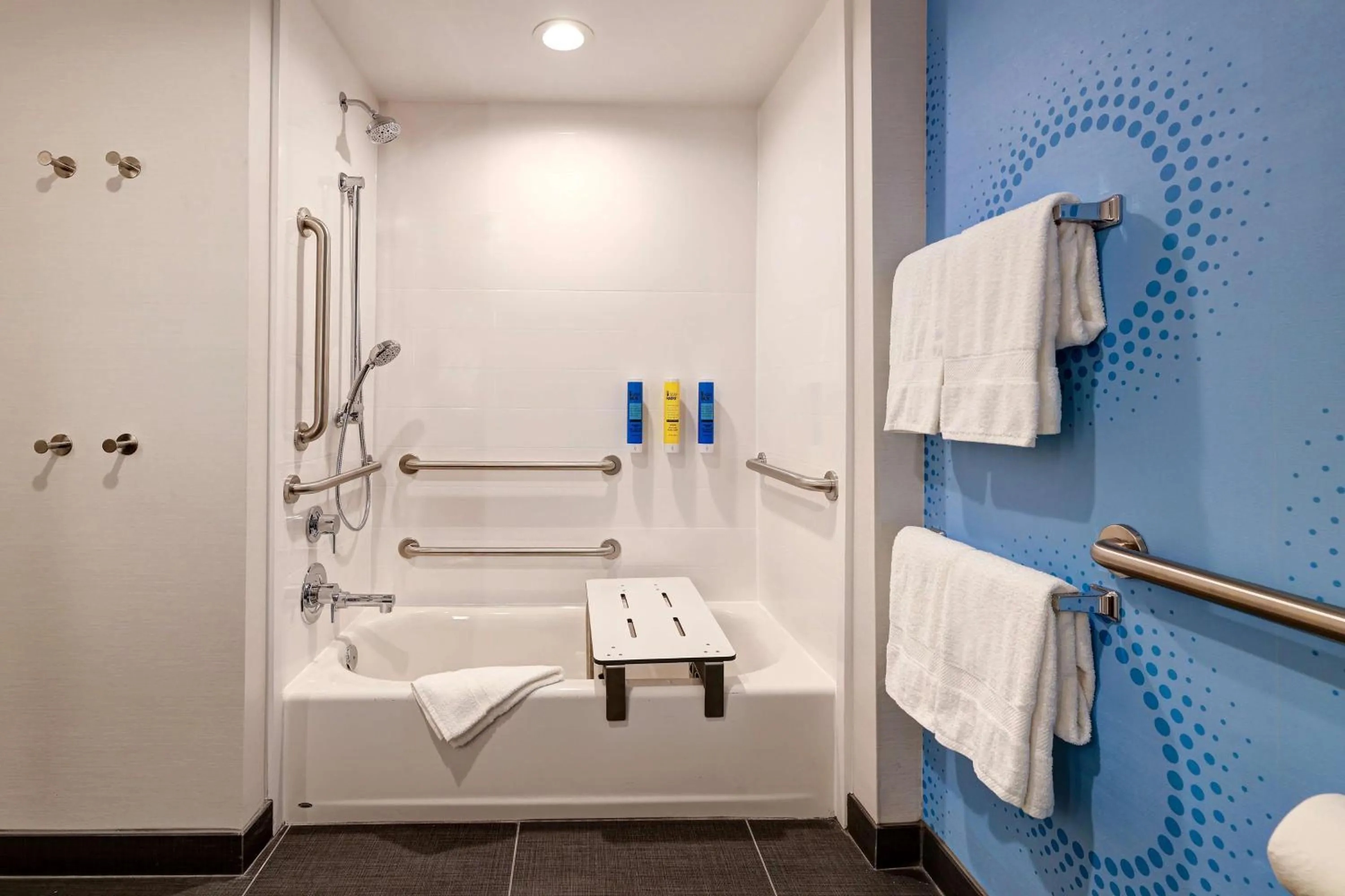 King Room with Bath Tub - Mobility Access in Tru by Hilton Lithia Springs, GA