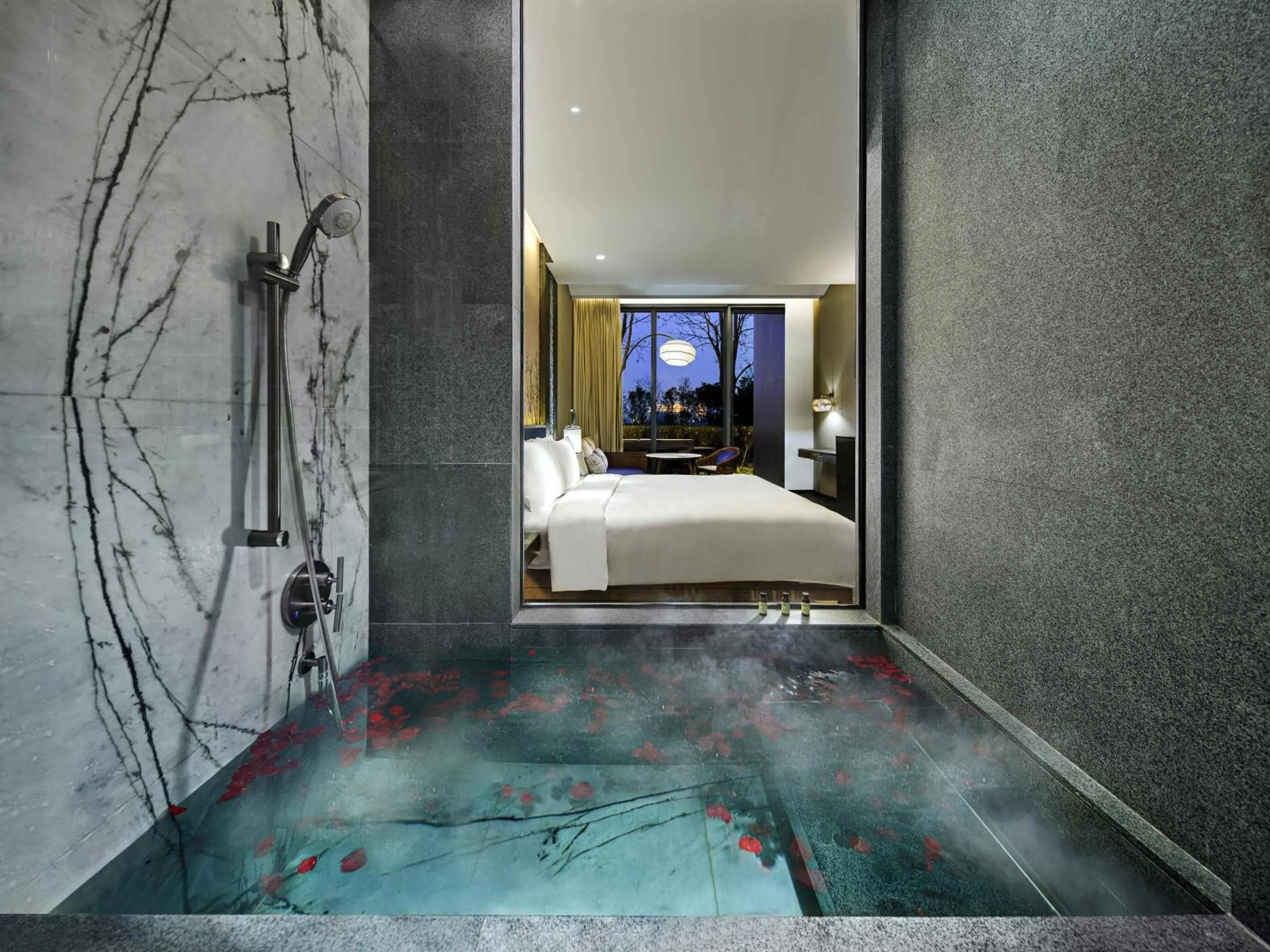 Deluxe Twin Room with Garden View in Pullman Kaifeng Jianye