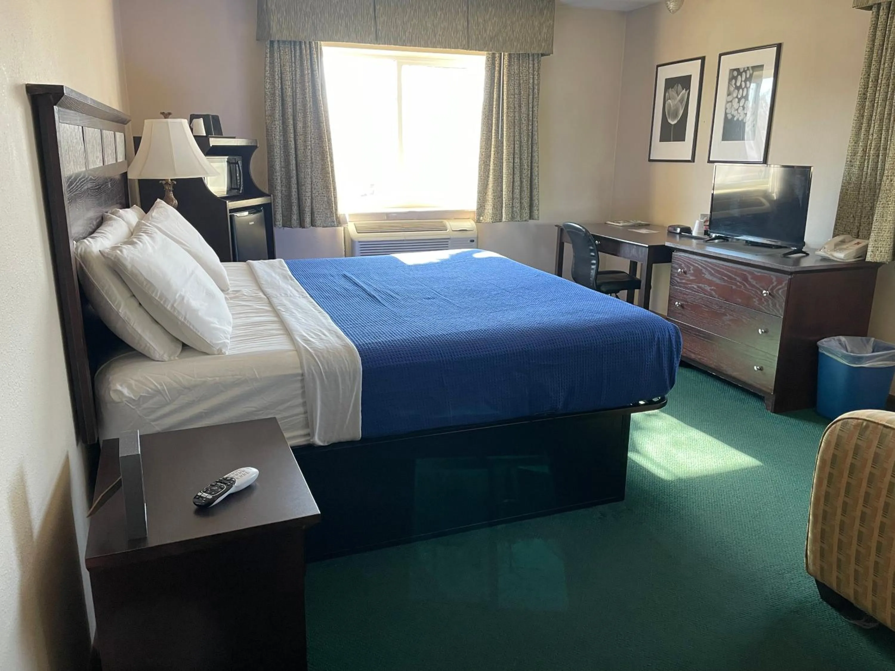 Deluxe King Room in Heritage Inn Hotel