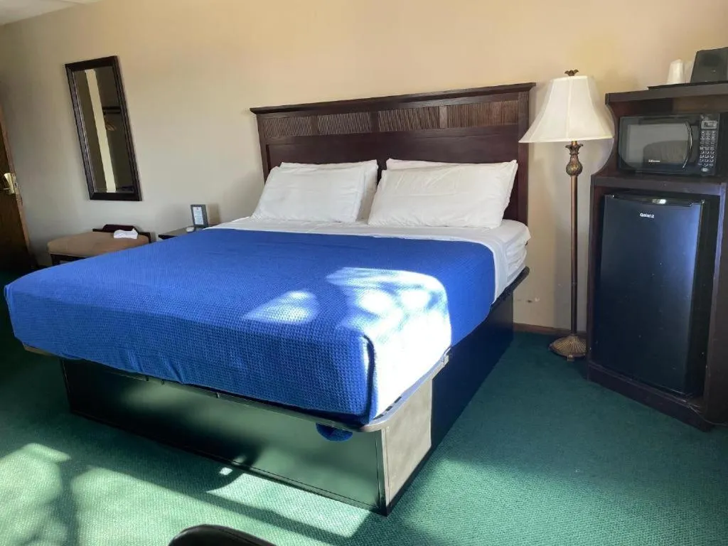 King Suite with Spa Bath in Heritage Inn Hotel