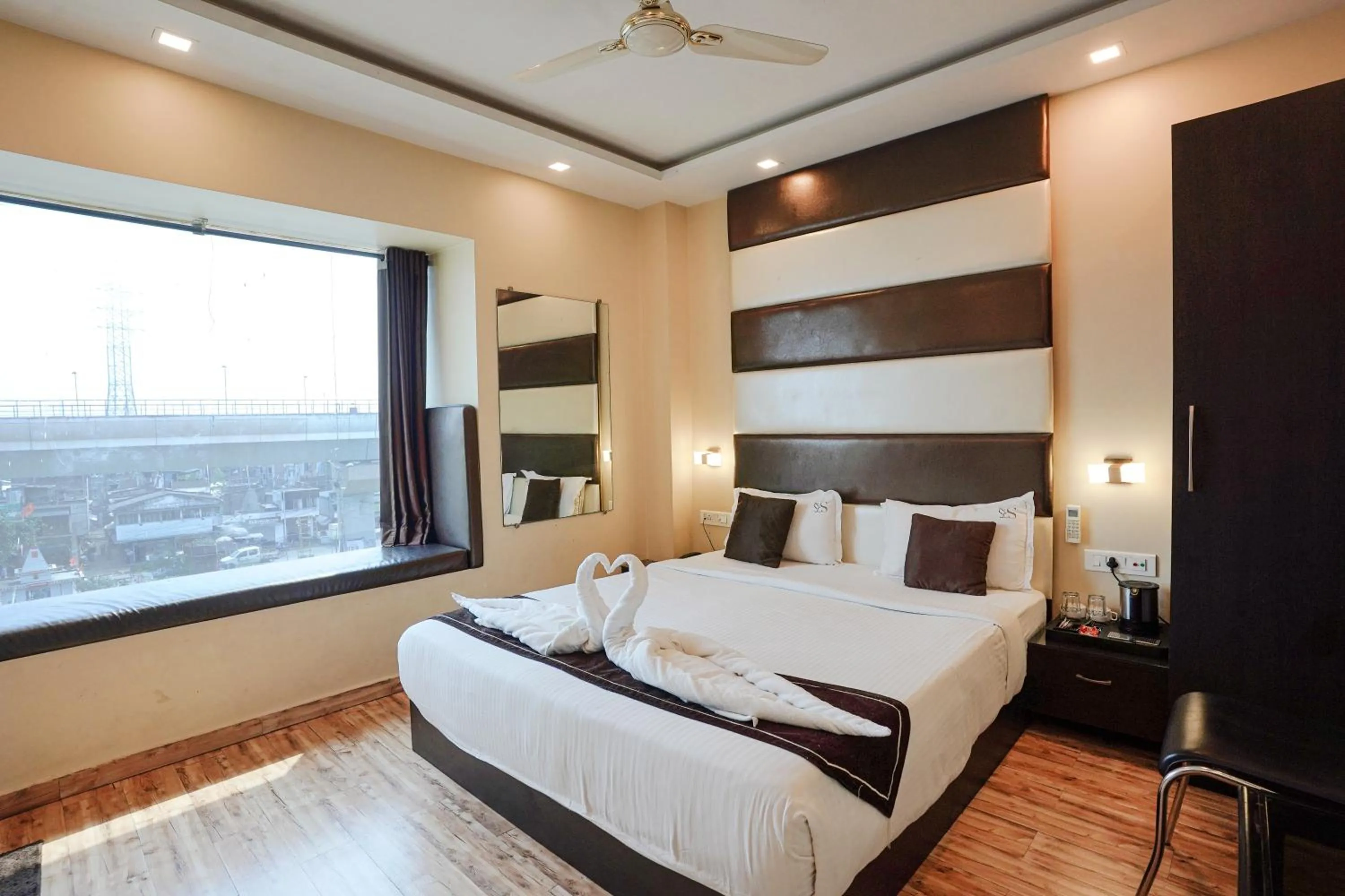Deluxe Double Room (2 Adults + 1 Child) - single occupancy in Hotel Sheldon International Near Science City