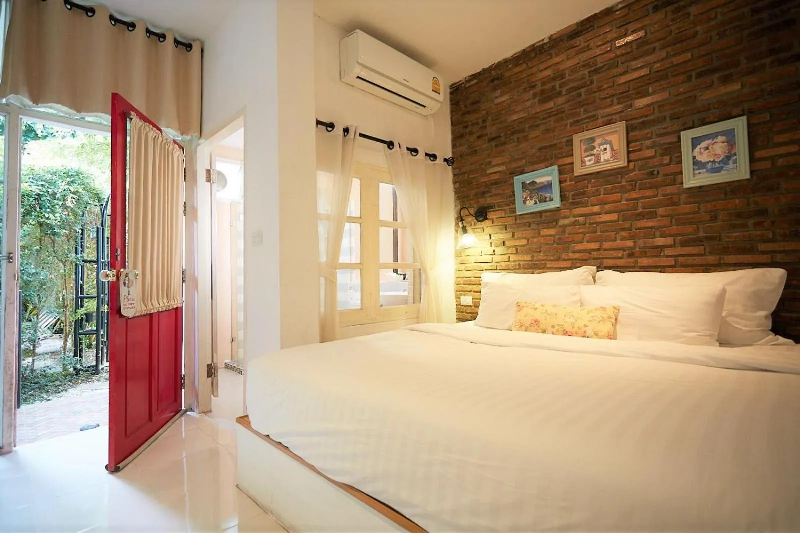 Superior Double Room with Balcony in Nai Suan Bed and Breakfast