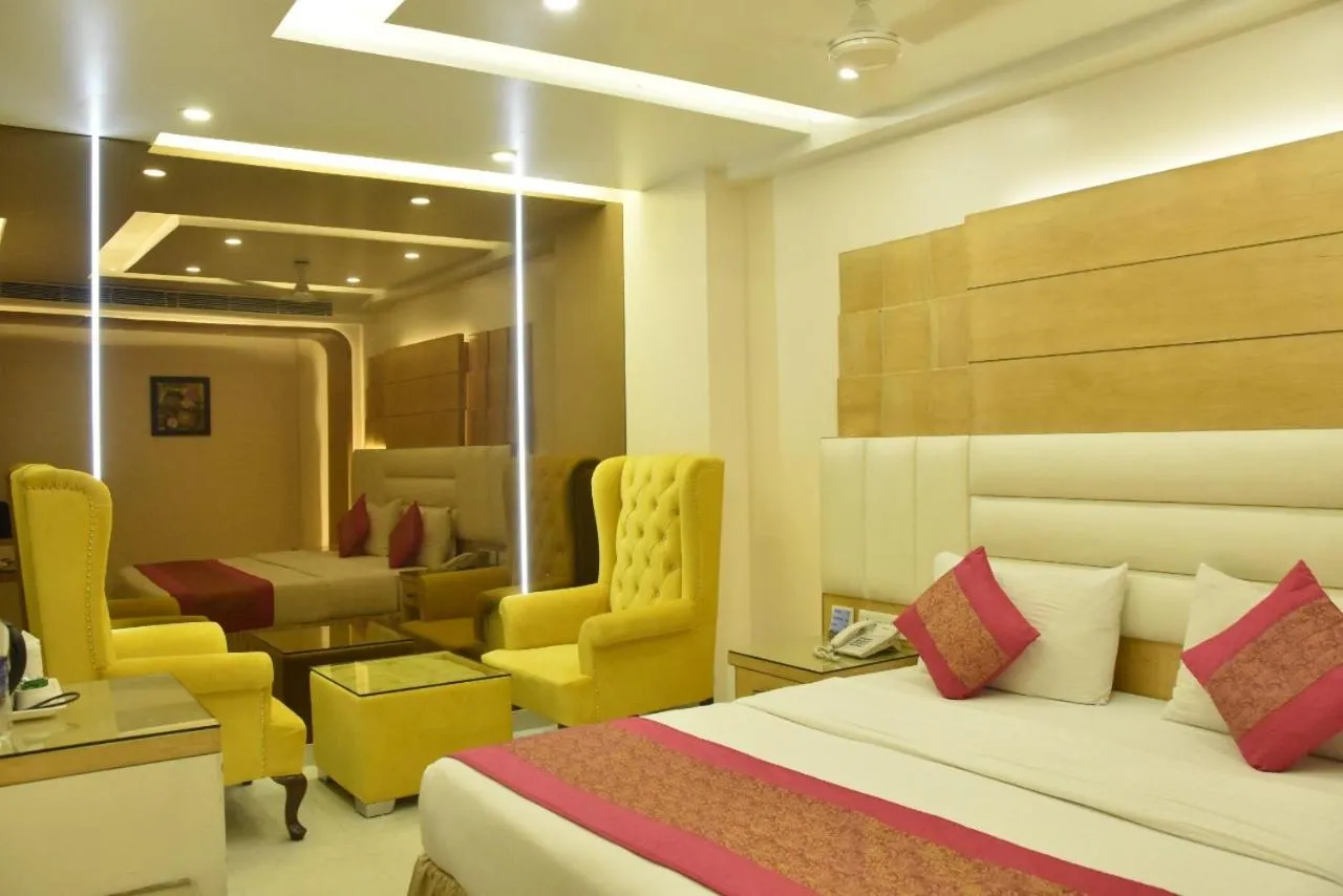 Luxury Suite With Bathtub Free Wi-Fi and 1 Complimentary Snack Basket in Aman Continental With Restaurant - 5Mins from Connaught Place ,Railway Station & Metro