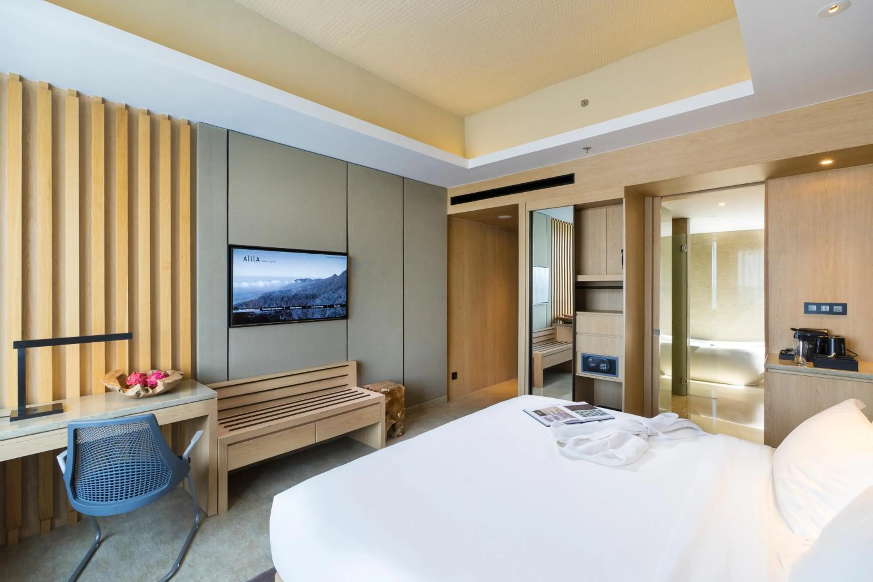 Deluxe King Room with Bath Tub and Pool View in Alila Solo
