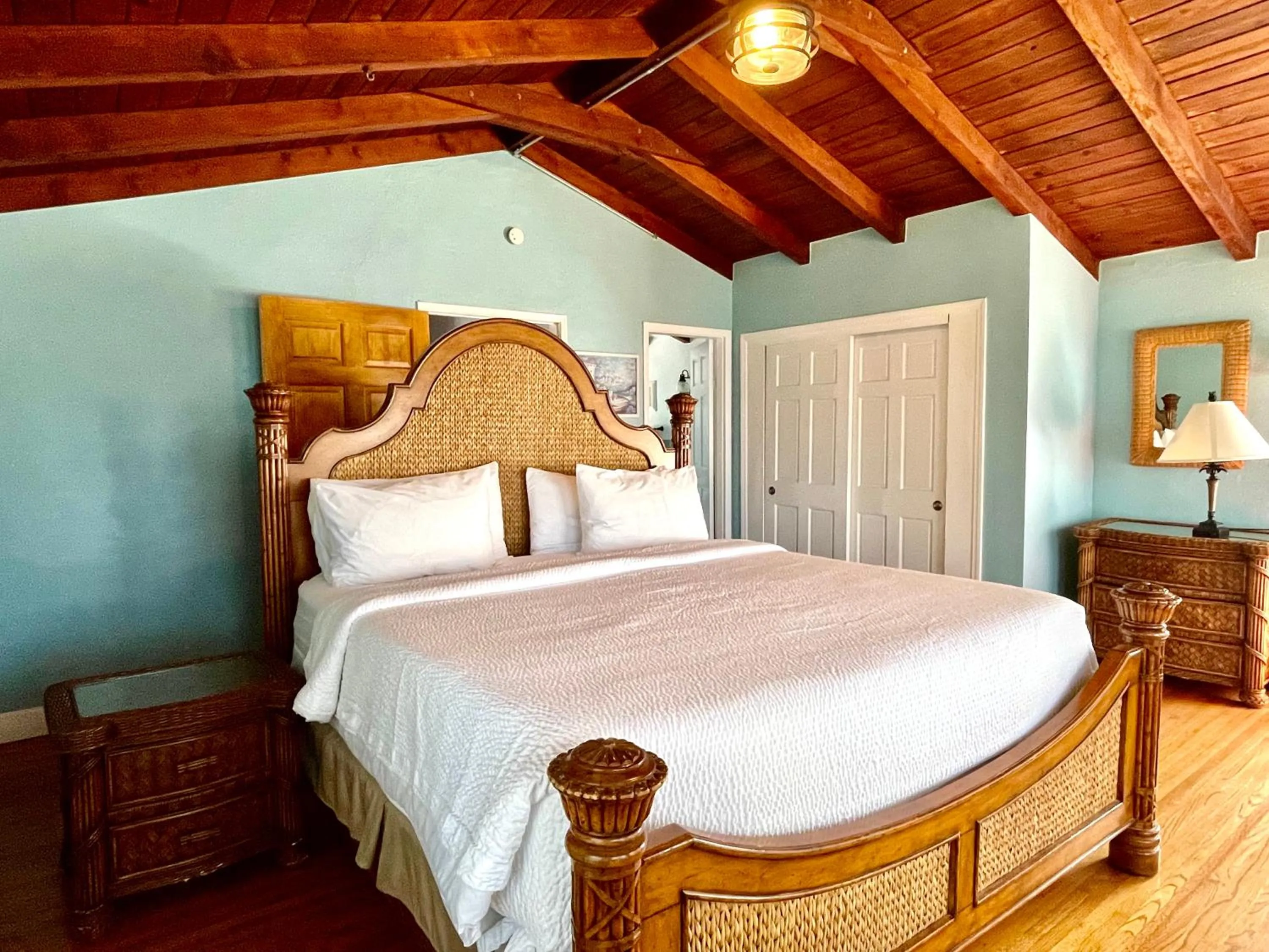 Paradise King Waterfront Suite in The Pelican Key Largo Cottages