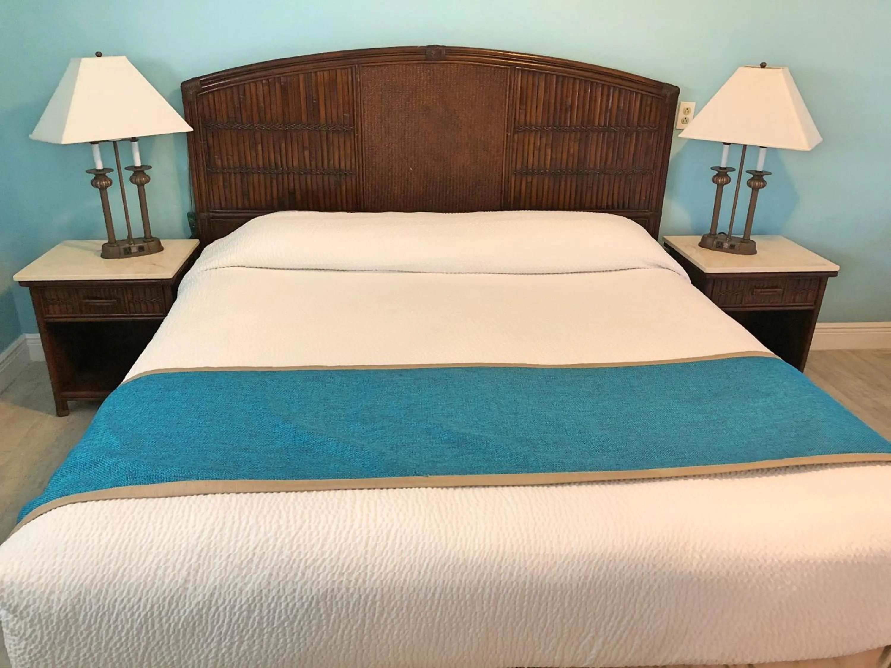 Cottage King Bed in The Pelican Key Largo Cottages
