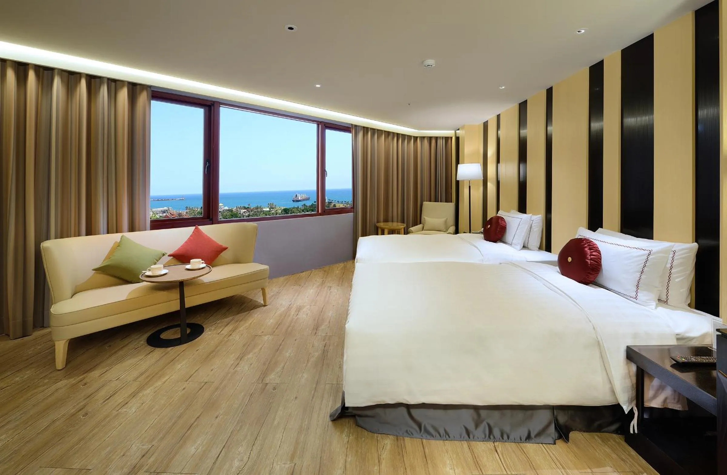 Deluxe Room in Shiny Ocean Hotel