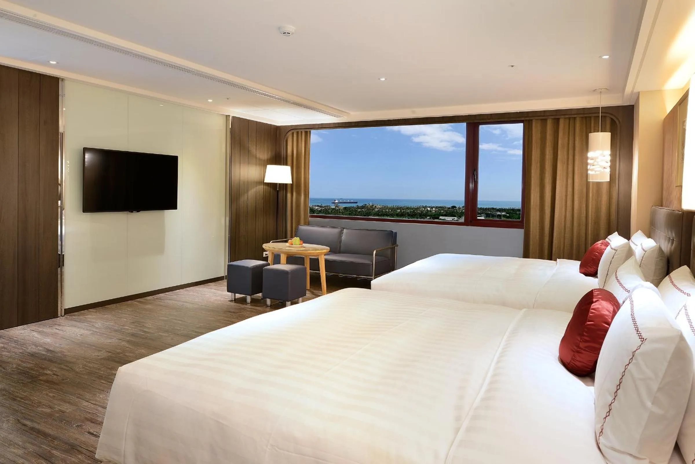 Deluxe Quadruple Room in Shiny Ocean Hotel