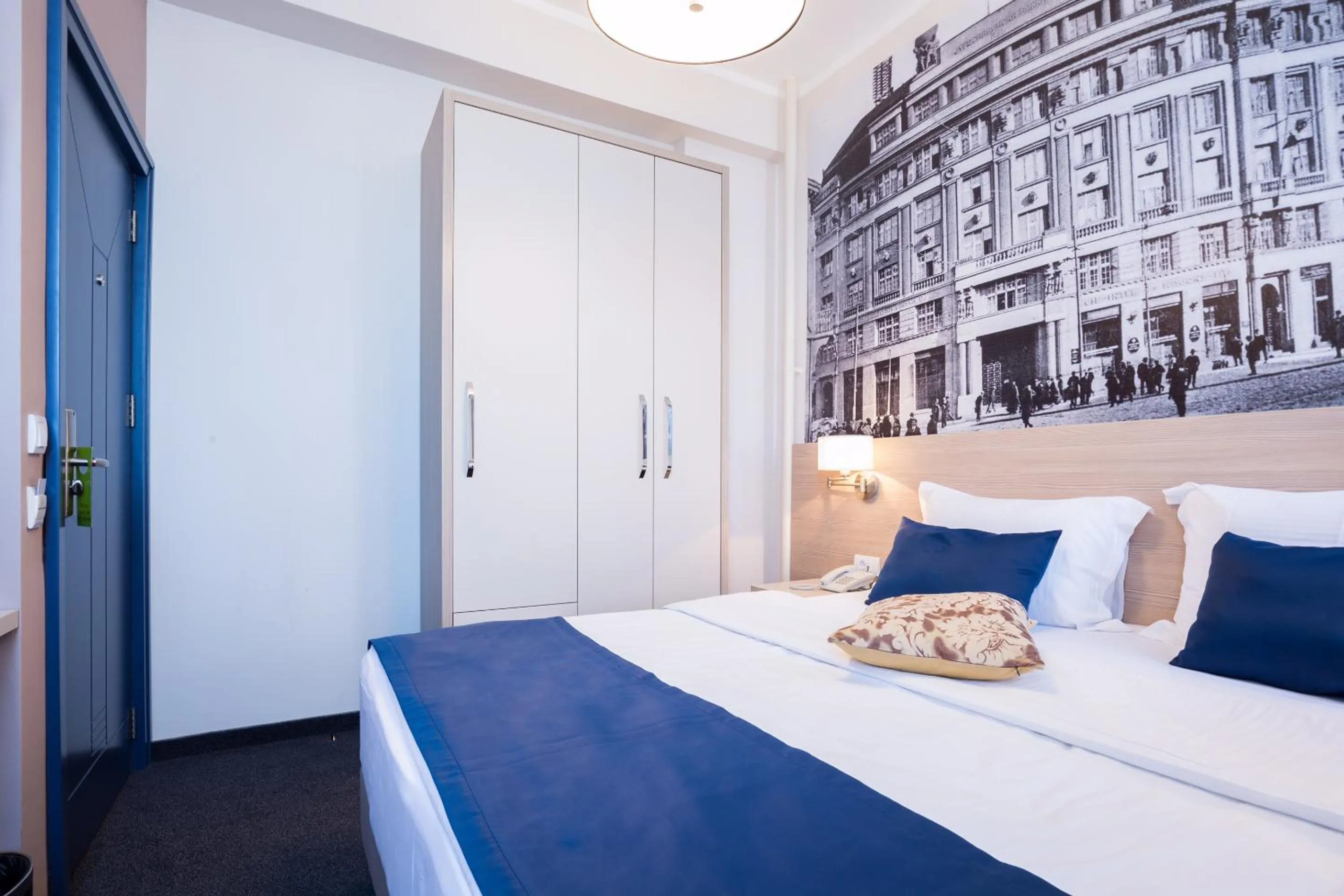 Special Offer - Double Room with Round Airport Transfer in Five Points Square - City Center