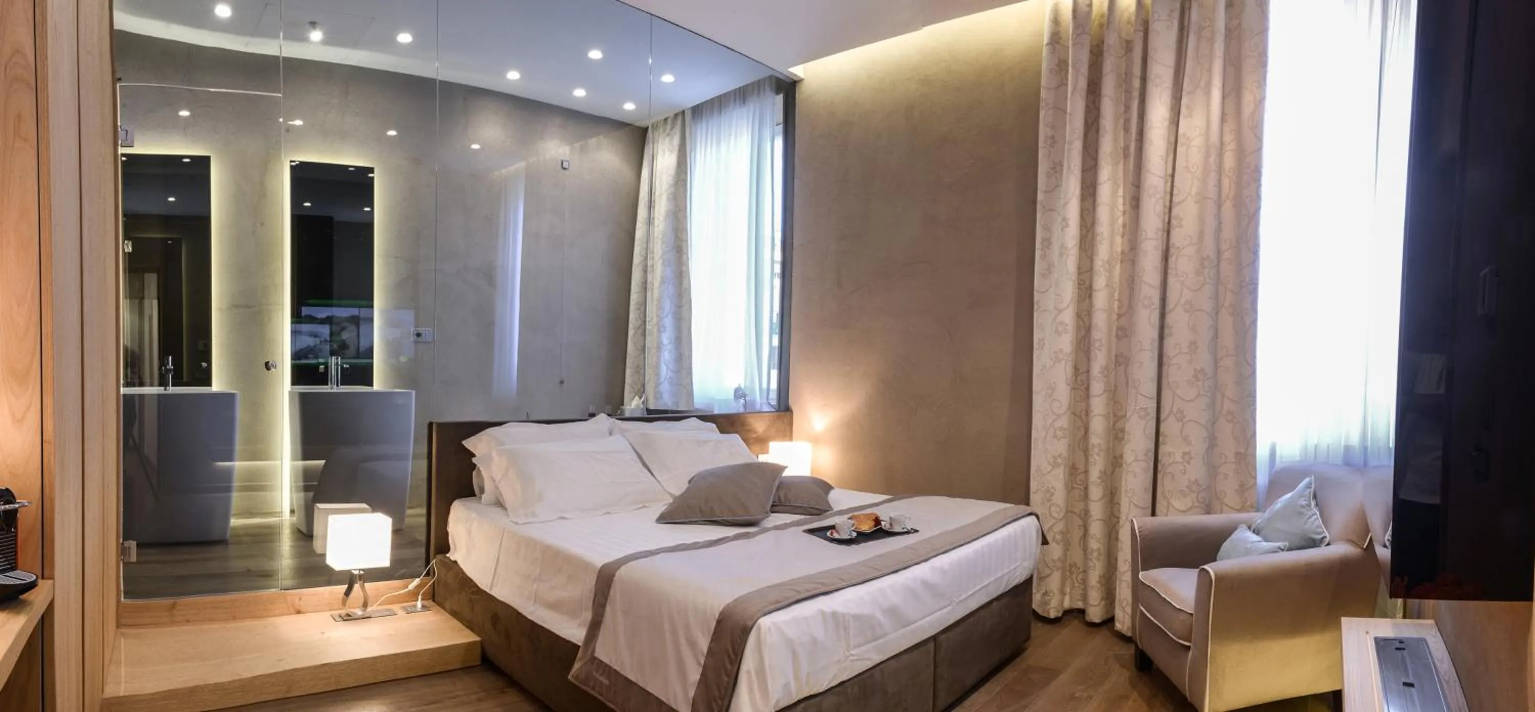 Junior Suite with City View in Sun Suite Luxury Pantheon