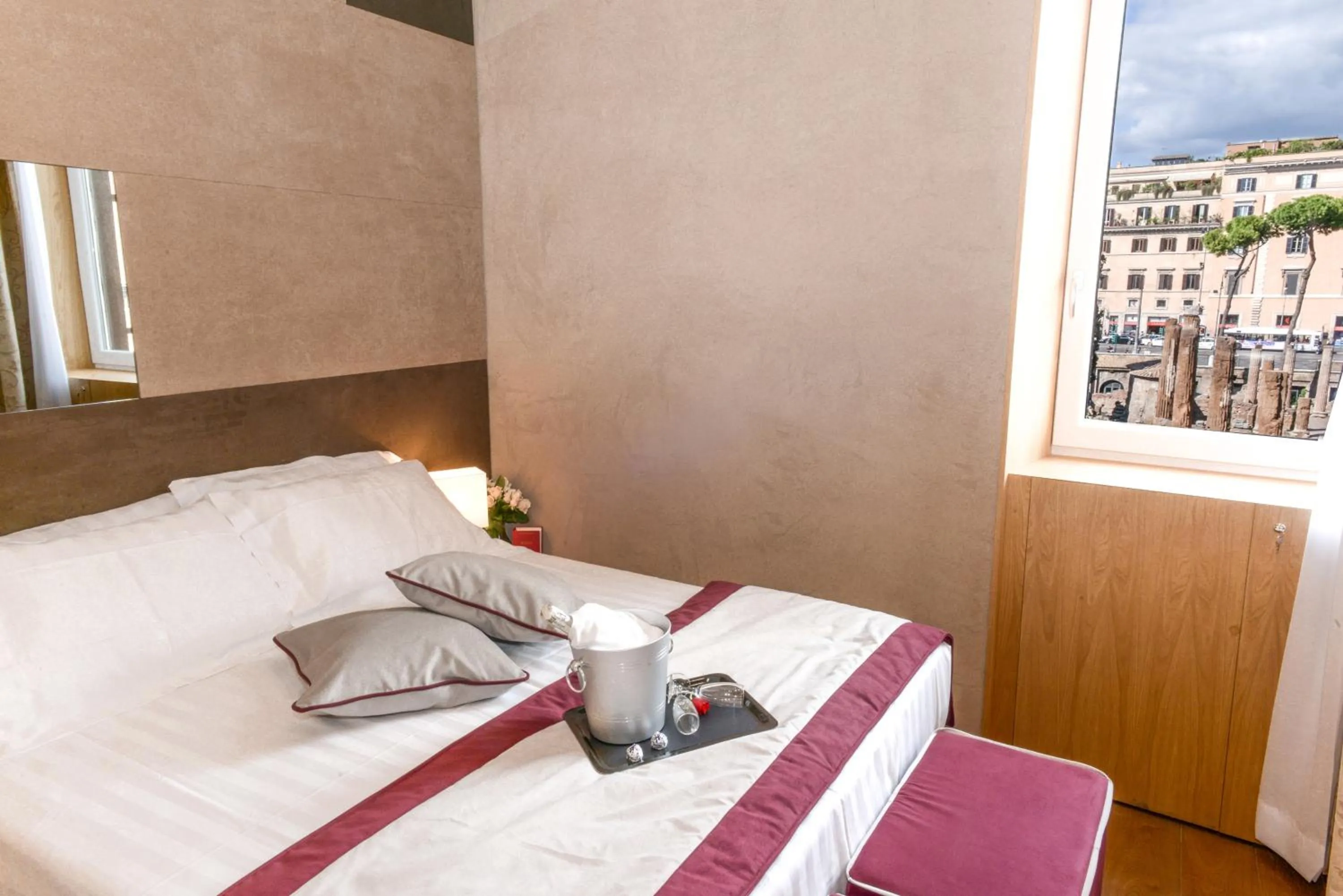 Superior Room with City View in Sun Suite Luxury Pantheon