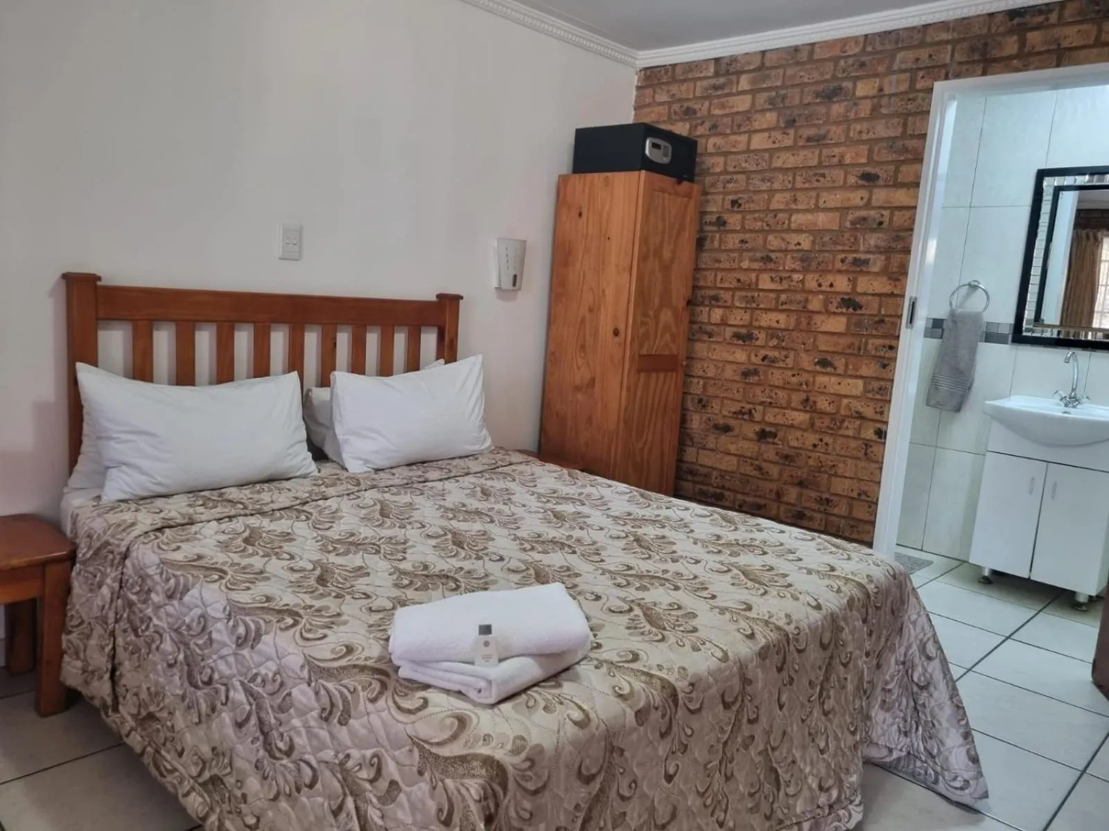 Standard Single/Double Room in Airport Inn Bed and Breakfast