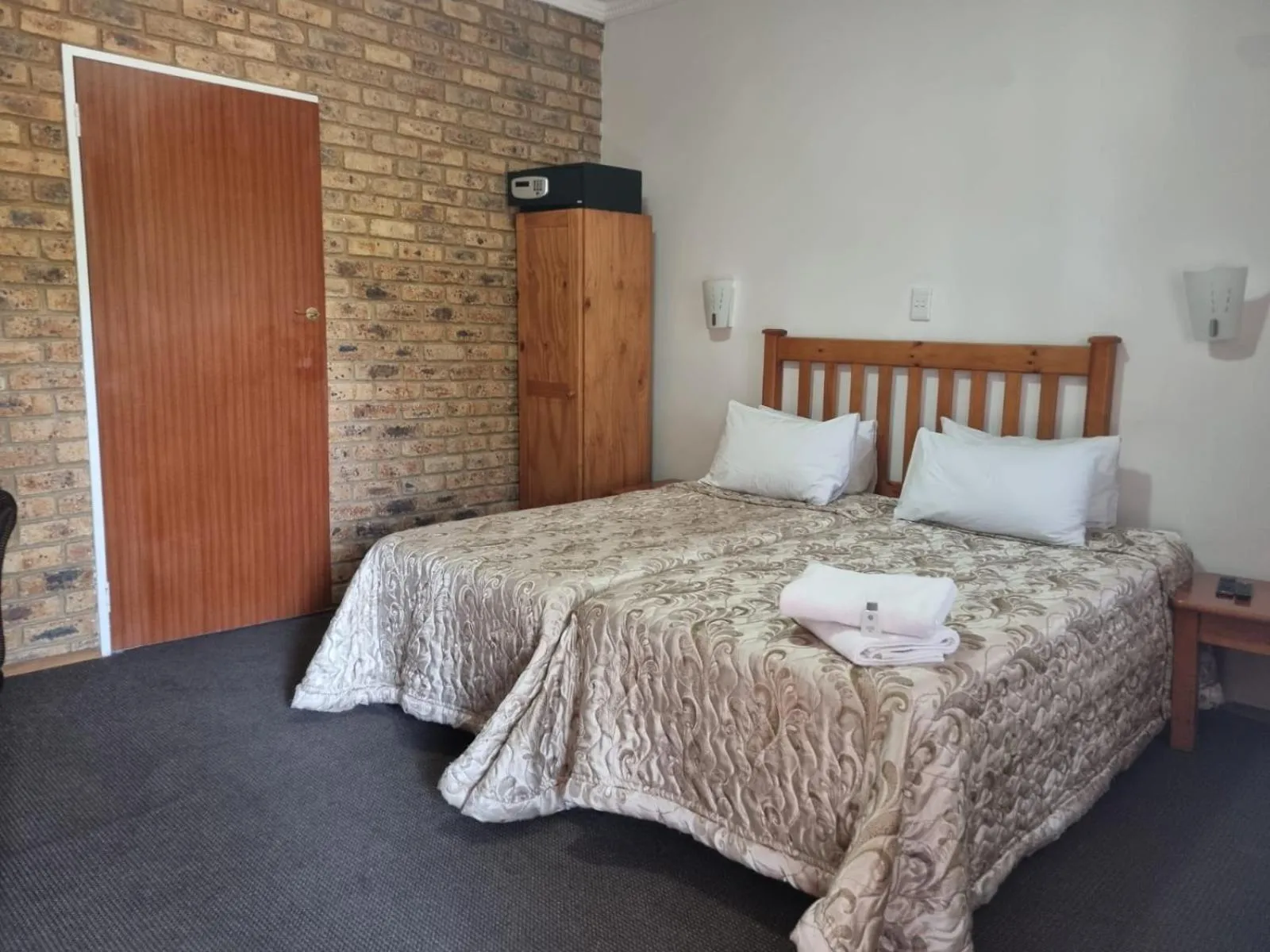 Standard Twin Room in Airport Inn Bed and Breakfast