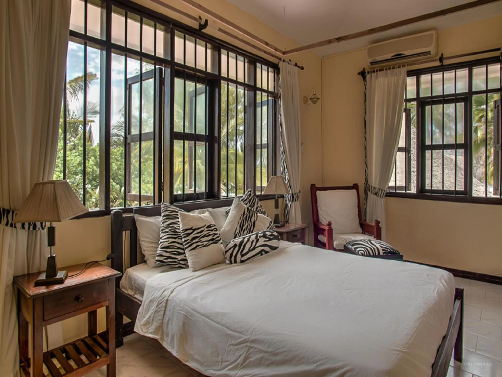 Deluxe Single Room in Shared Villa in Bahari Dhow Beach Villas