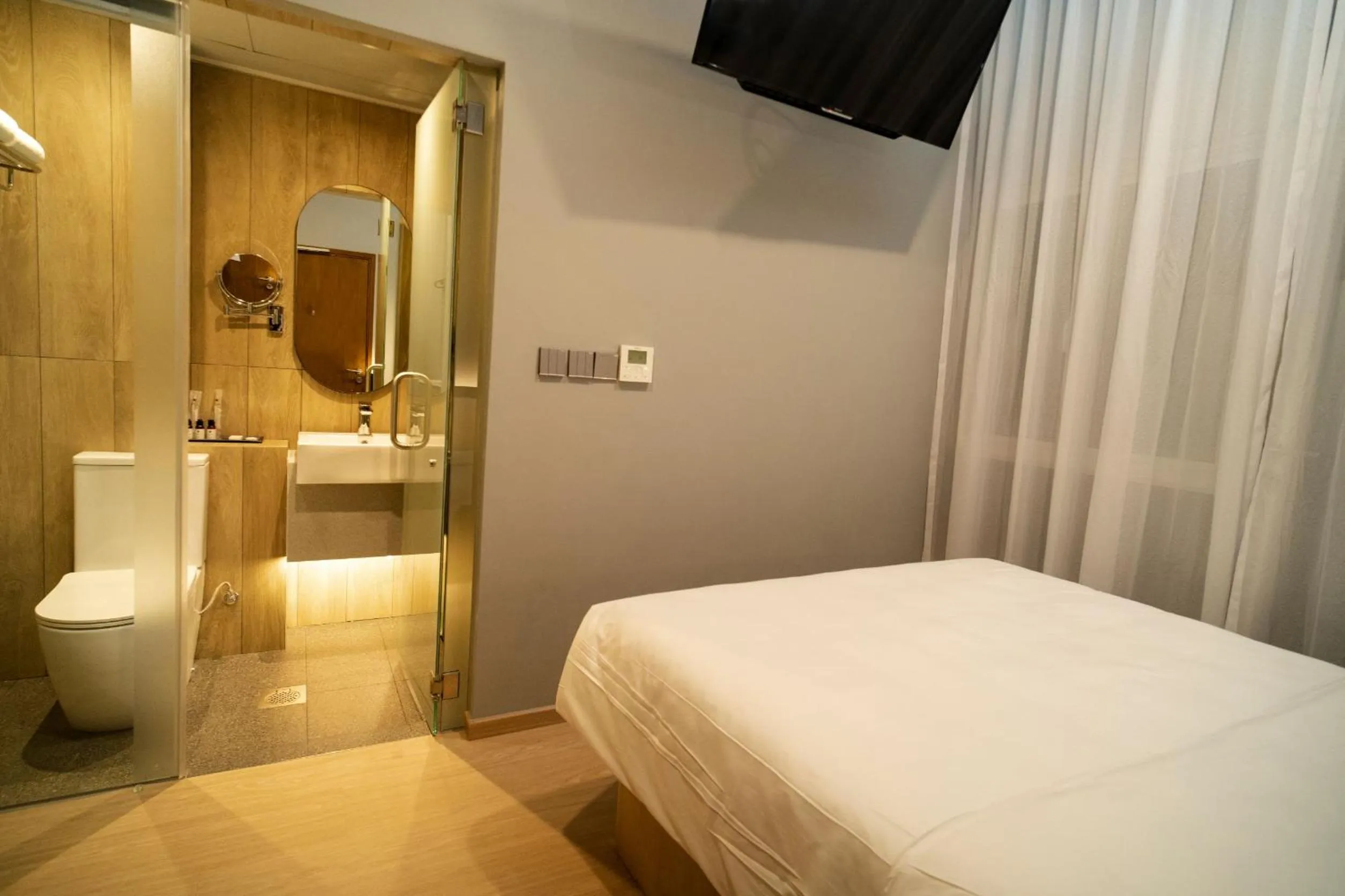 Deluxe Superior Queen (New Wing) in Hotel Bencoolen at Hong Kong Street