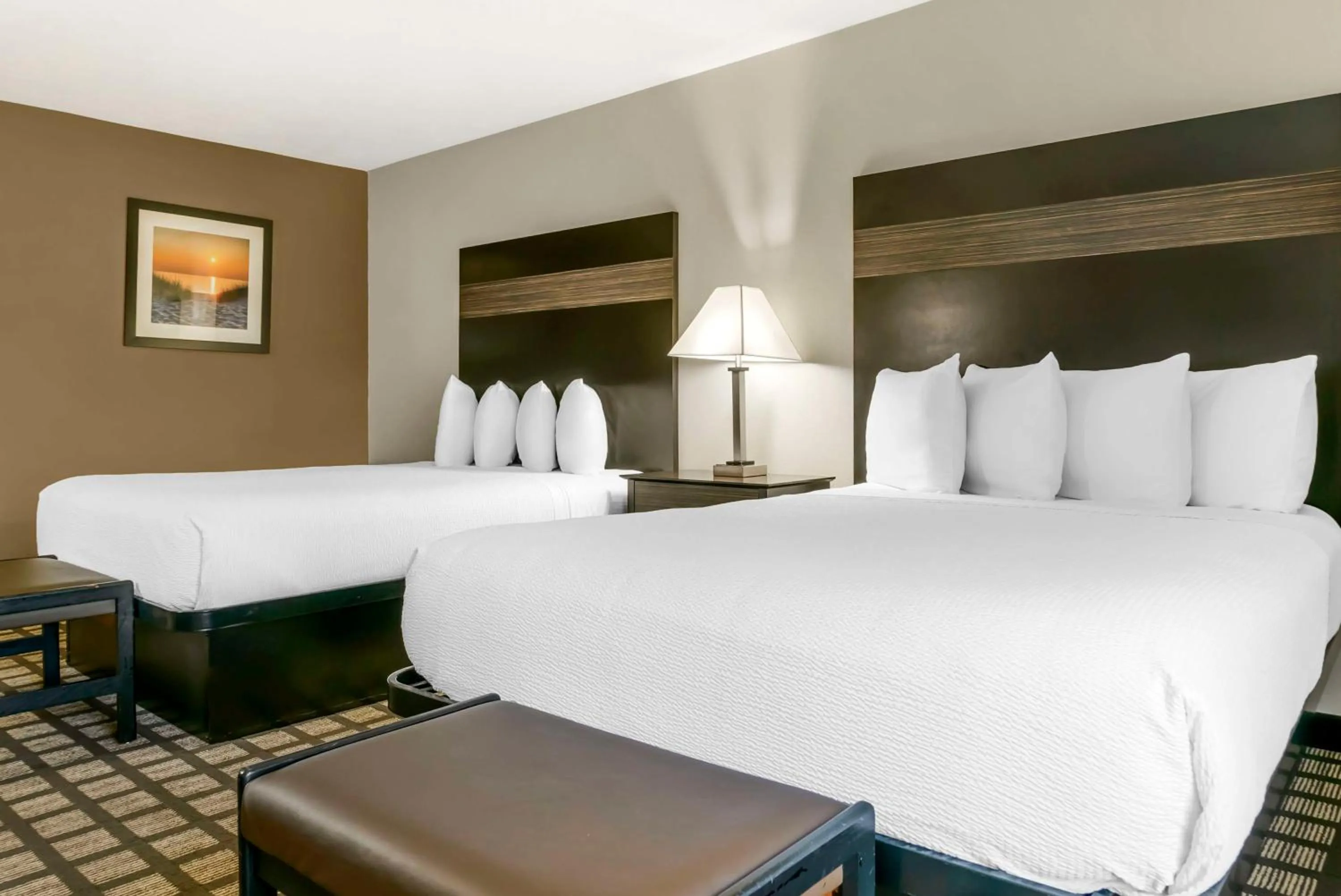 Queen Room with Two Queen Beds and Courtyard Access - Exterior Entrance/Non-Smoking in Best Western Beacon Inn