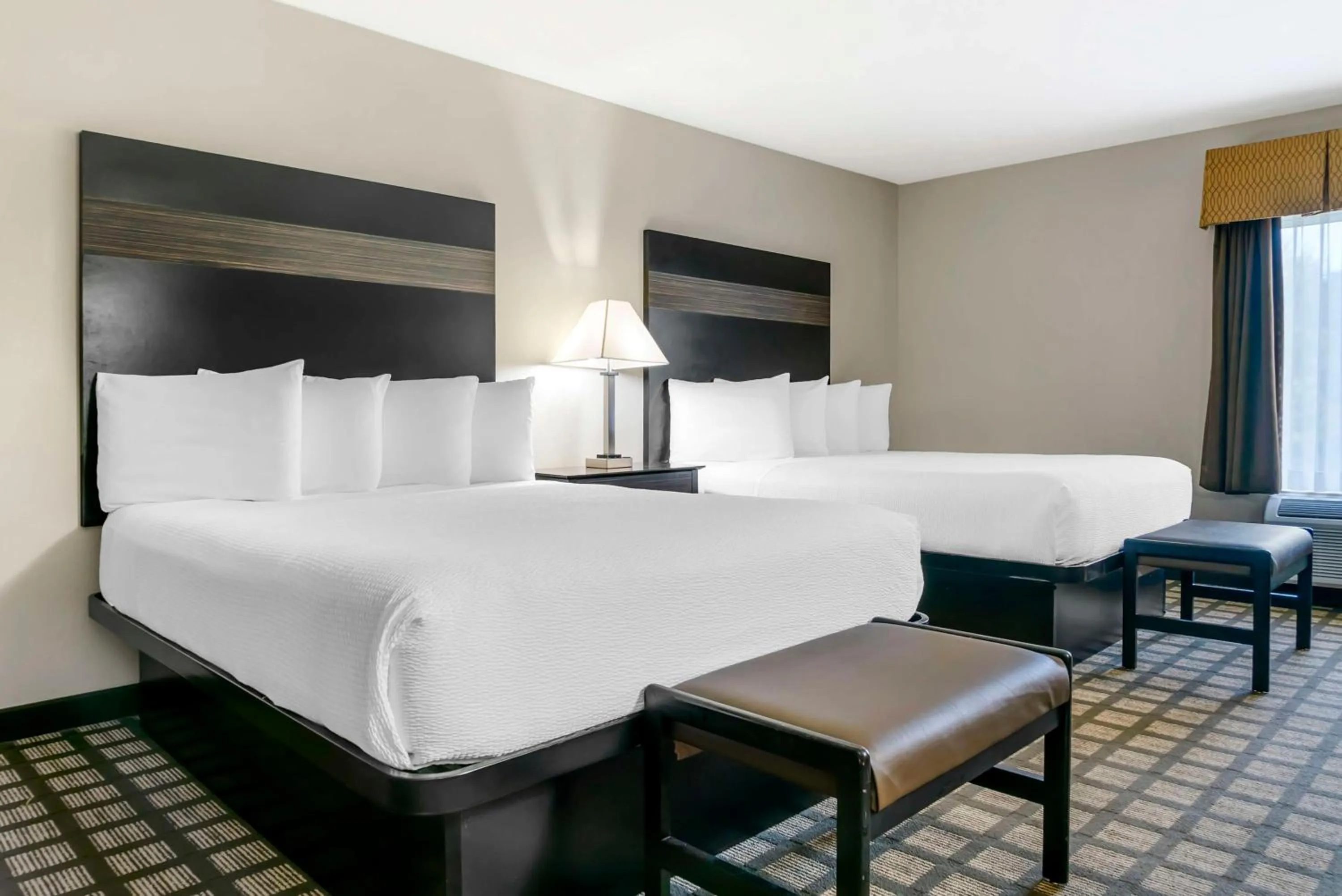 Queen Room with Two Queen Beds in Best Western Beacon Inn