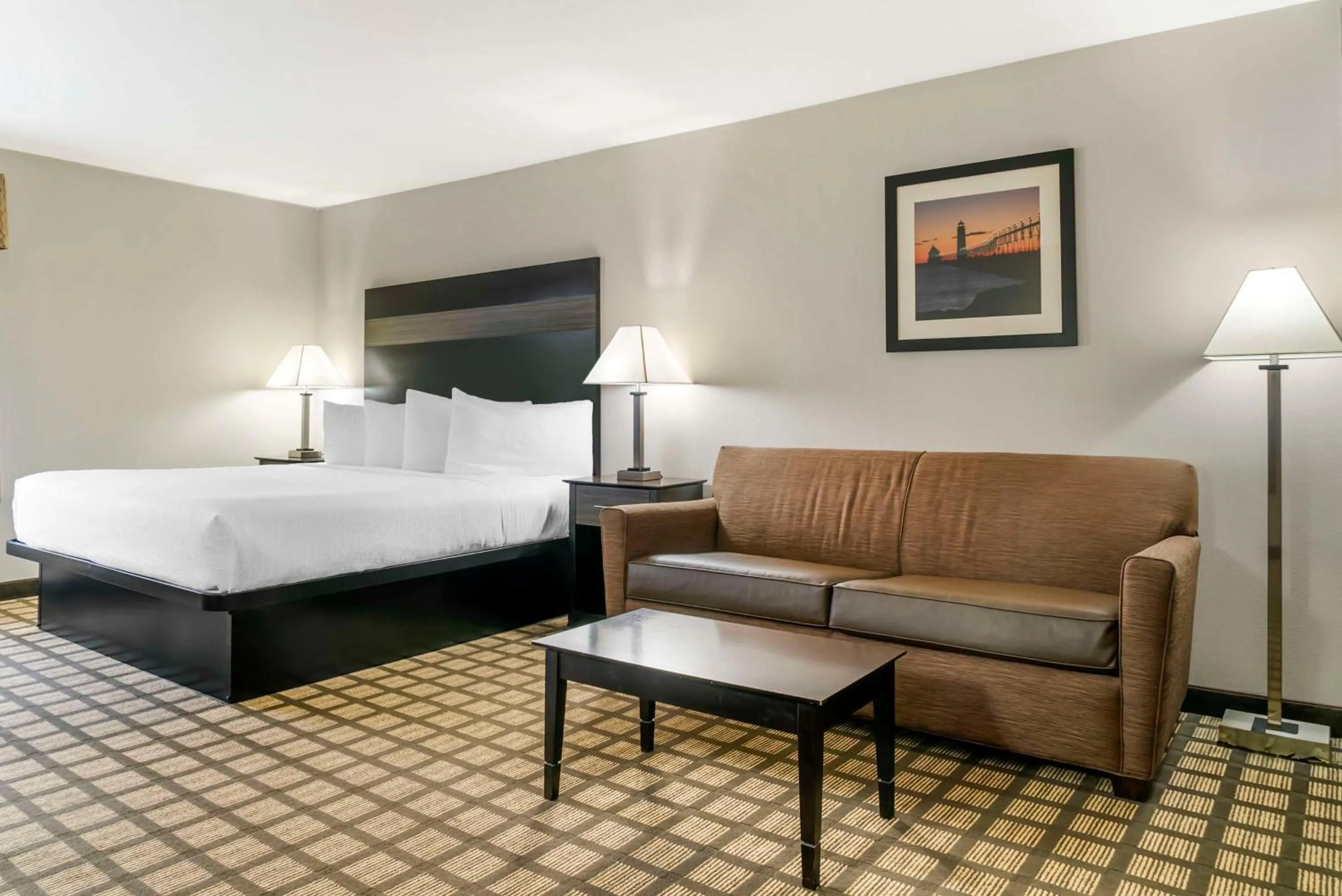 King Room with Kitchen and Courtyard View - Exterior Entrance/Non-Smoking in Best Western Beacon Inn