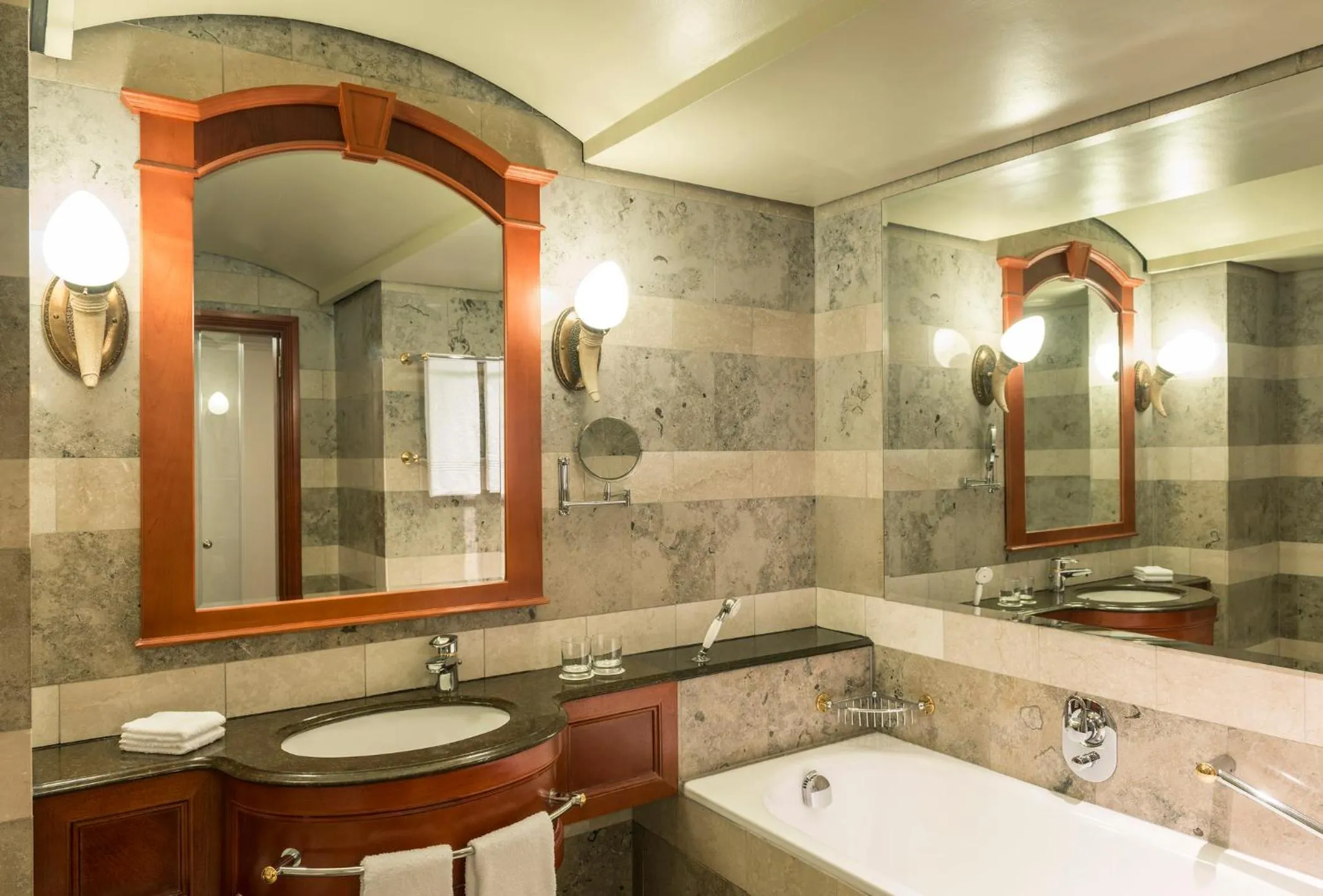 Deluxe King, Guest room, King in CT Hotel