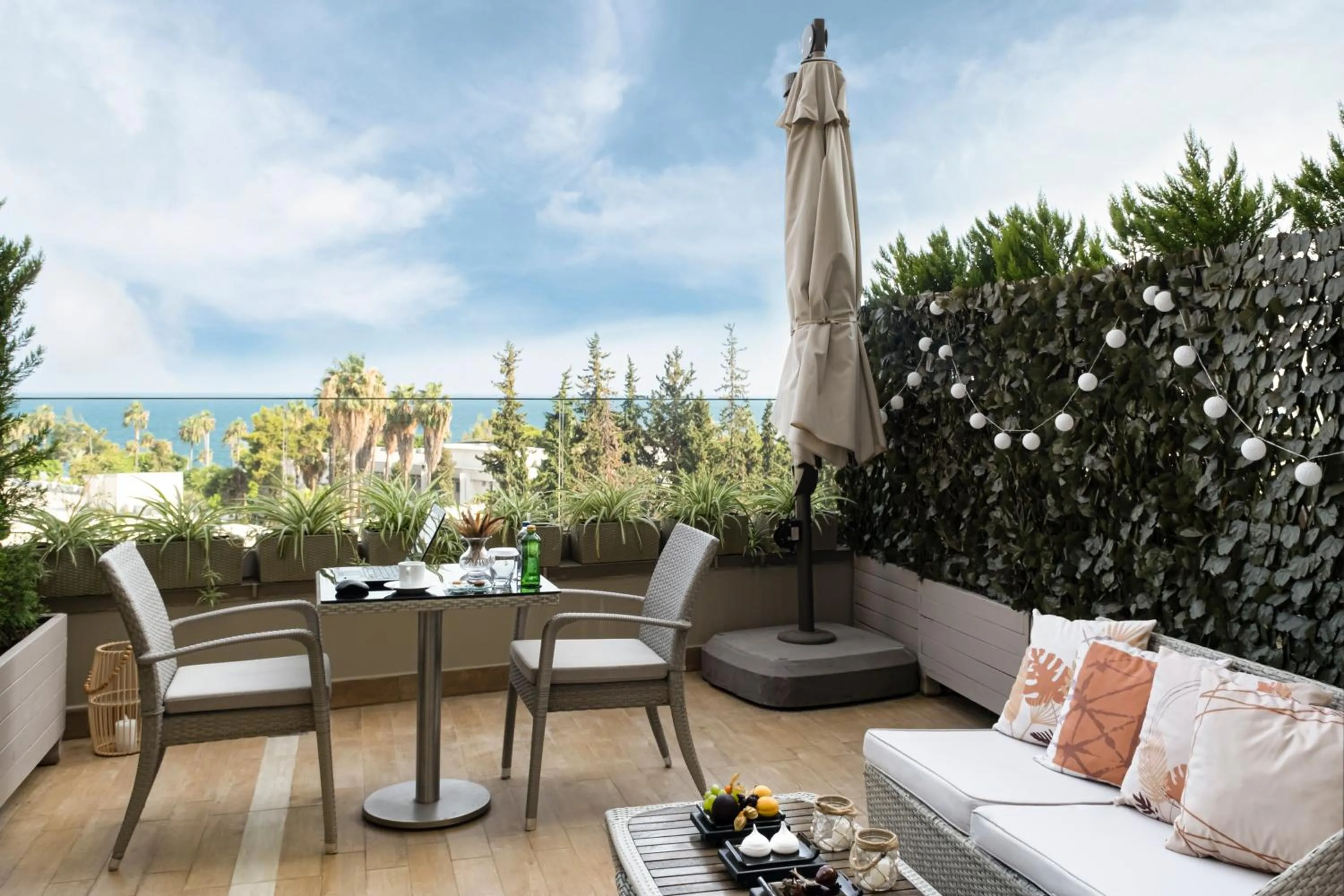 Deluxe Double Room with Balcony and Sea View in Divan Mersin