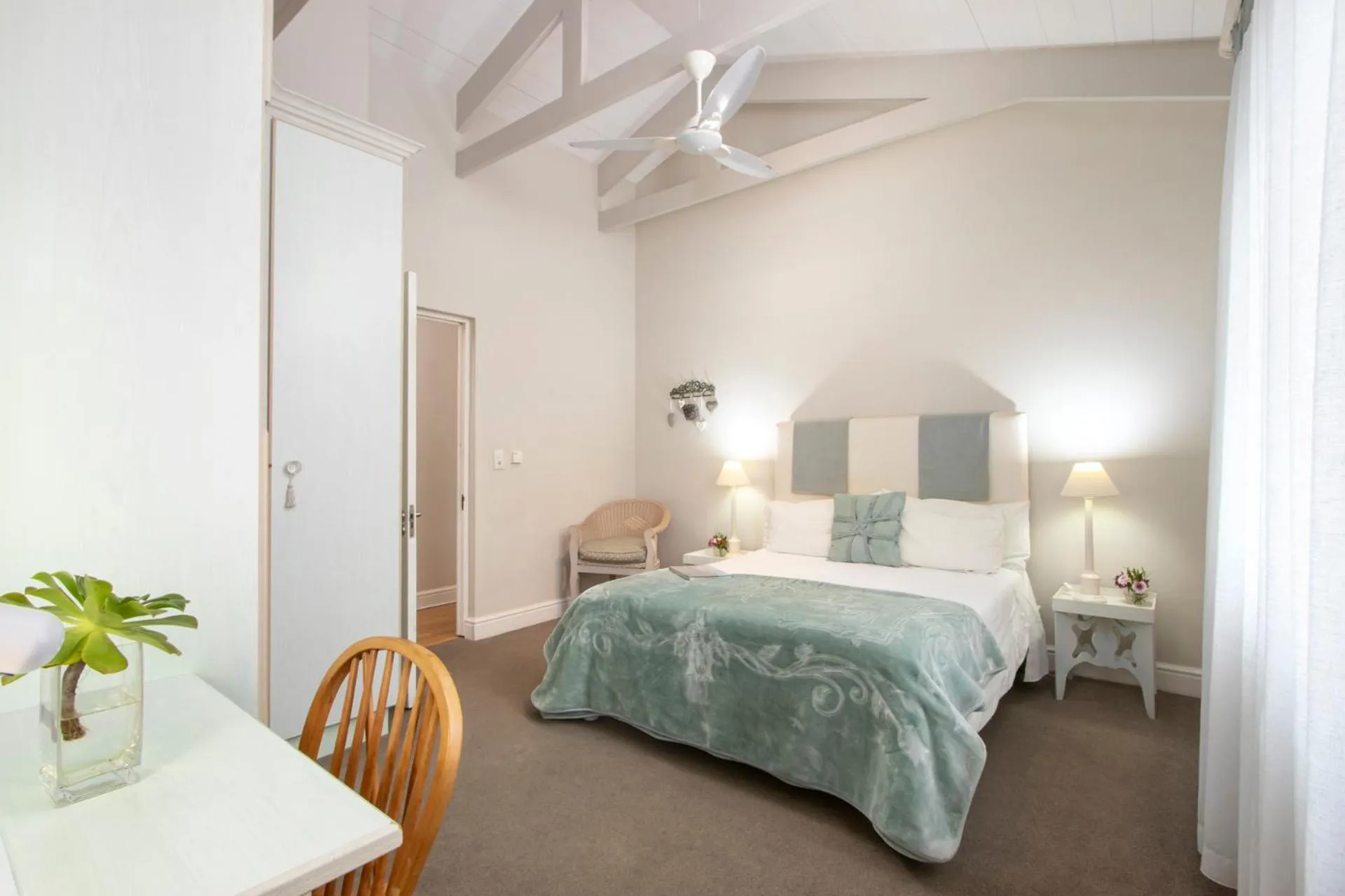 Comfort Queen Room - single occupancy in 138 Marine Beachfront Guesthouse