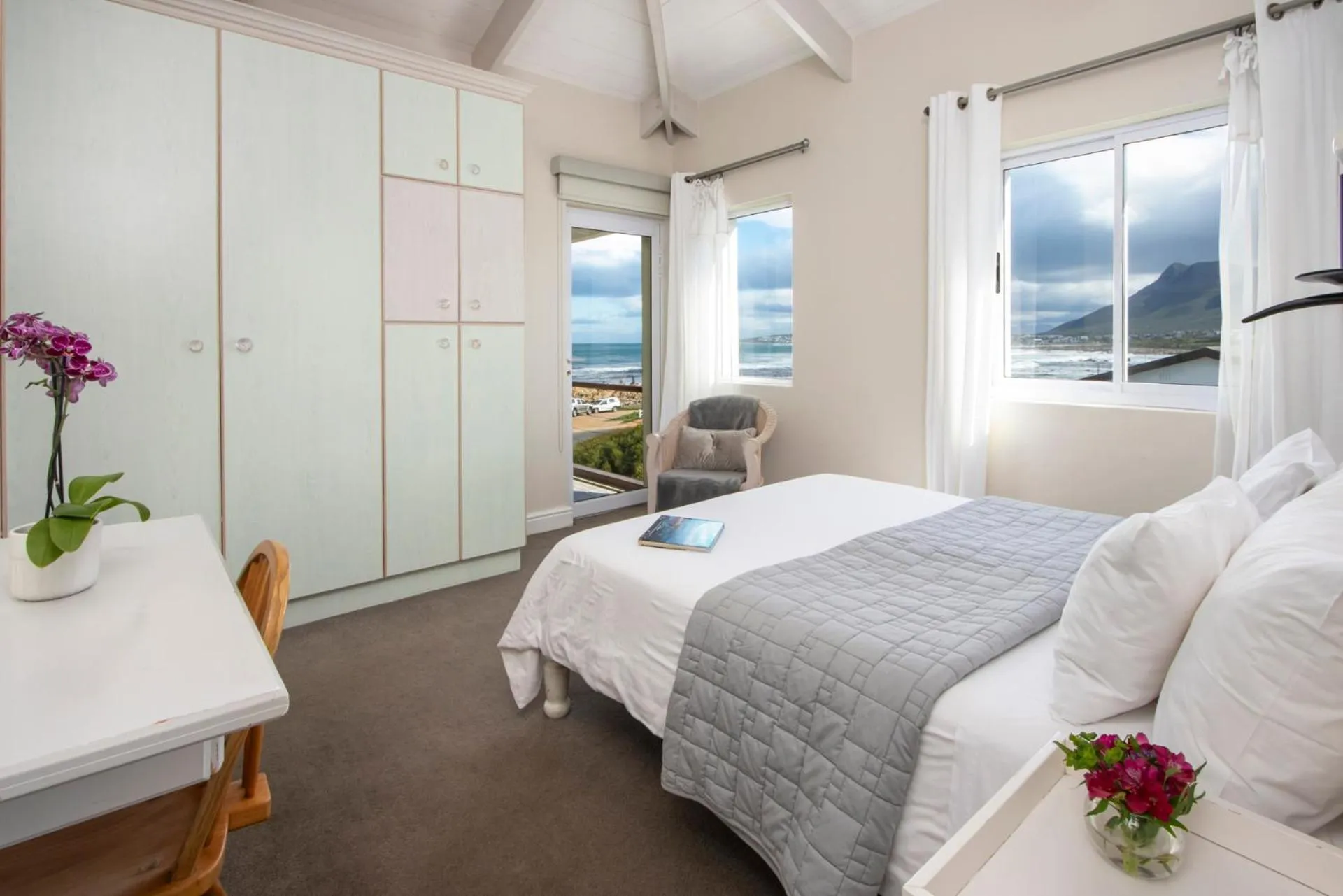 Deluxe Queen Room - single occupancy in 138 Marine Beachfront Guesthouse