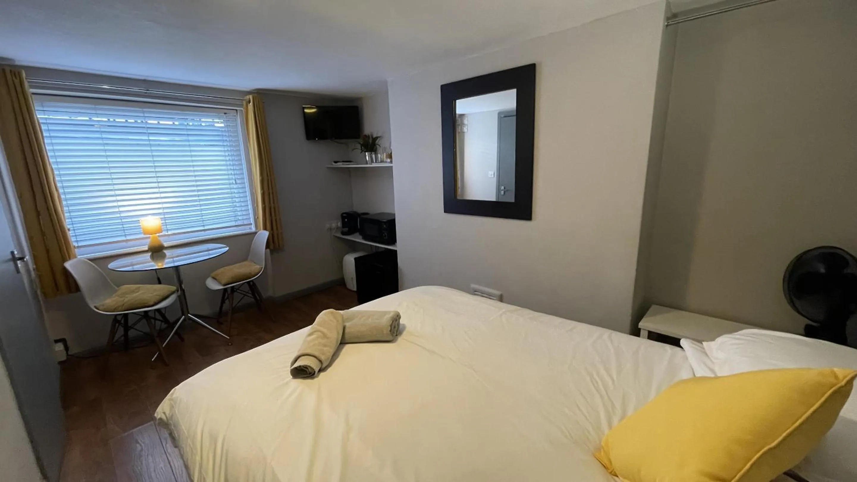 Basement Double Room - Sleeps 2  in EI8HT Brighton Guest Accommodation