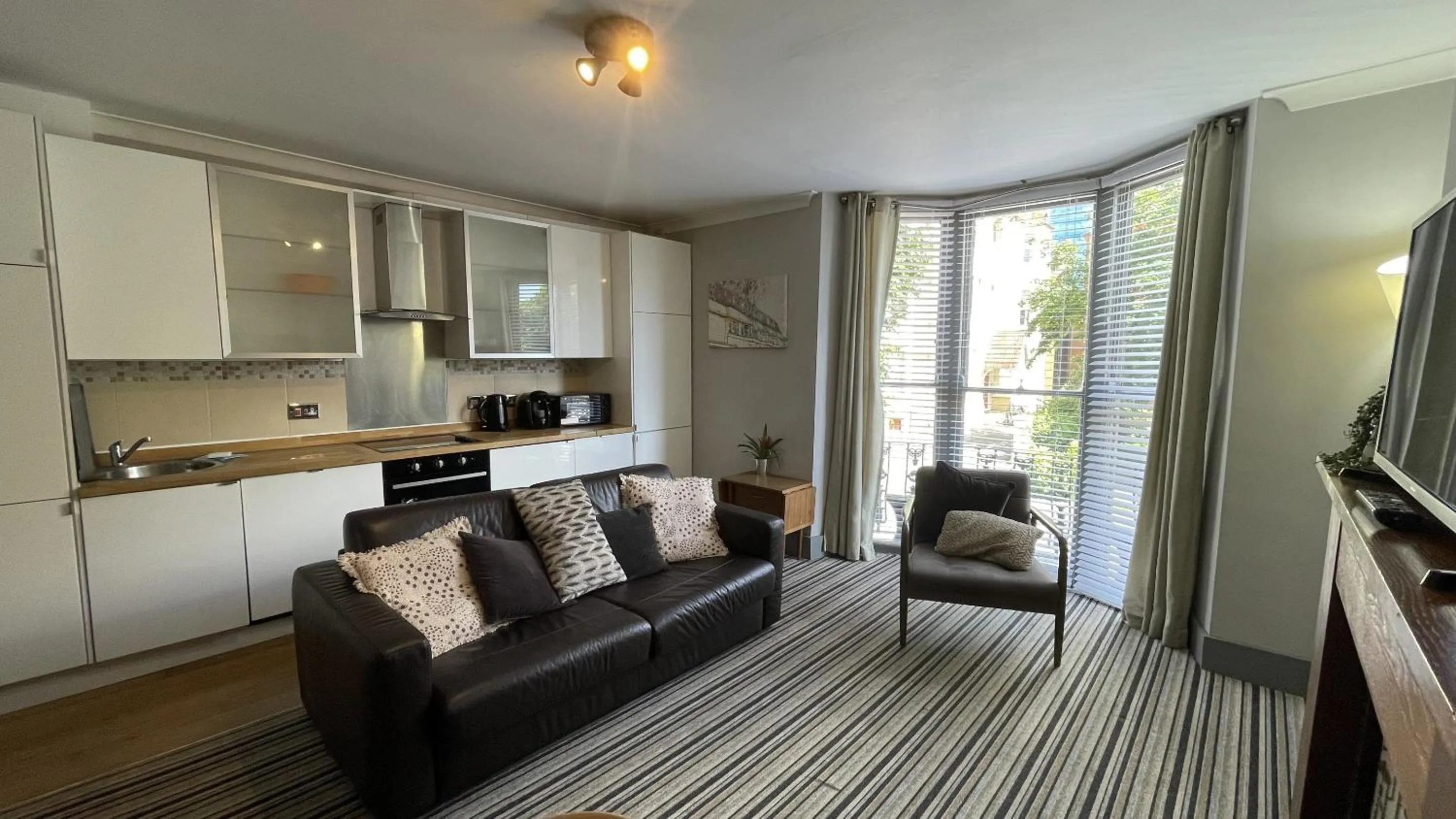 Balcony Apartment with Sea View - Sleeps 4 in EI8HT Brighton Guest Accommodation