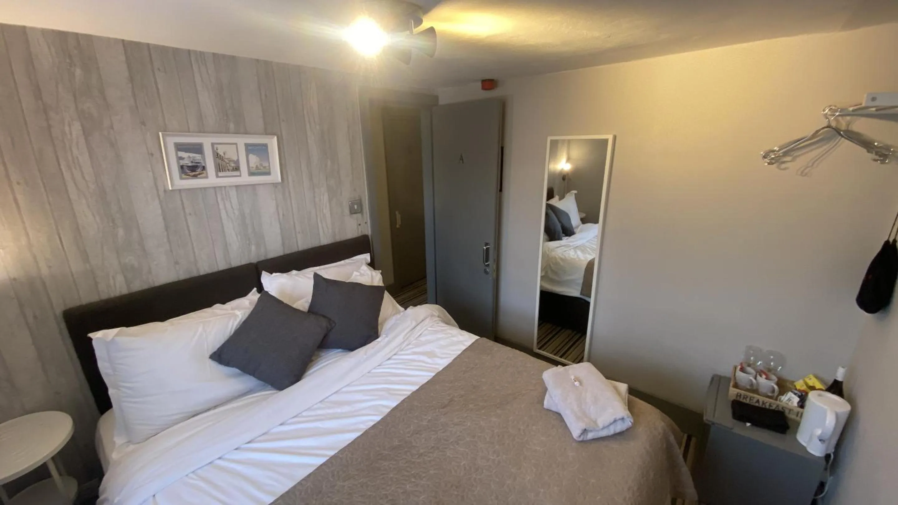 Compact Double (external bathroom) in EI8HT Brighton Guest Accommodation