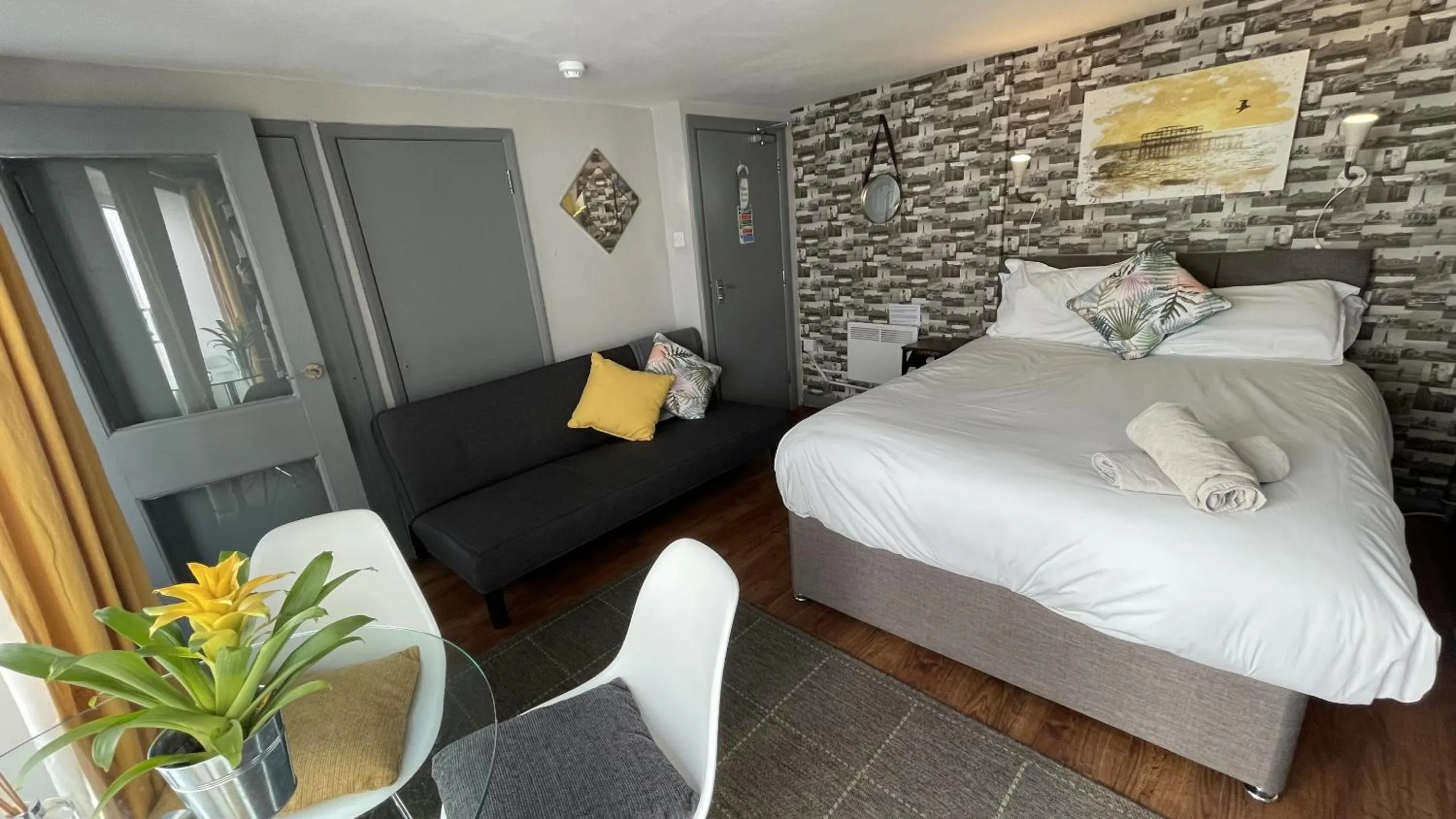 Garden Studio Apartment - Sleeps 3 in EI8HT Brighton Guest Accommodation