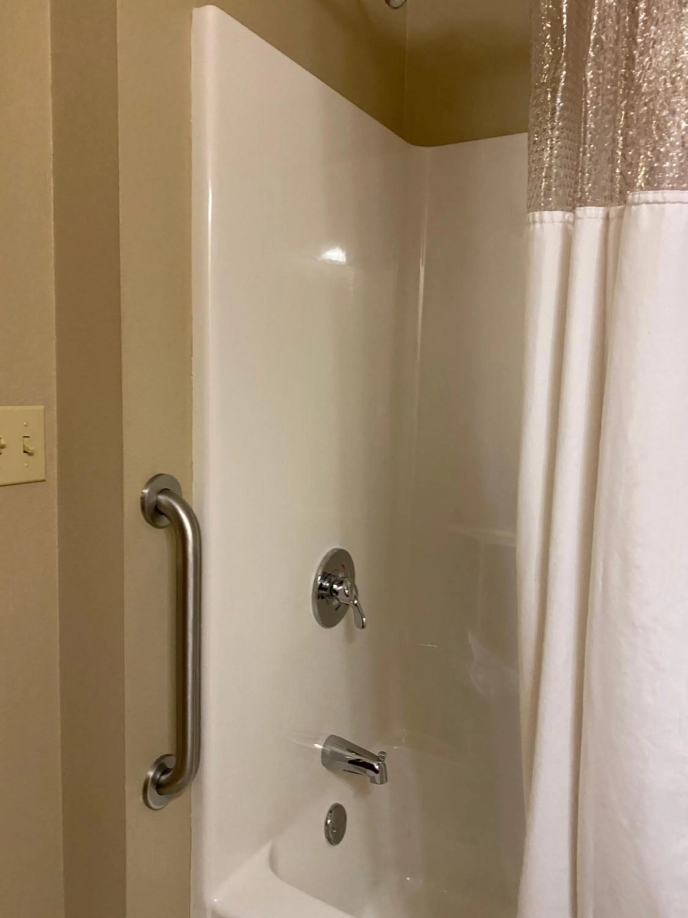Queen Room - Disability Access Tub / Non-Smoking in Suburban Studios Washington, PA